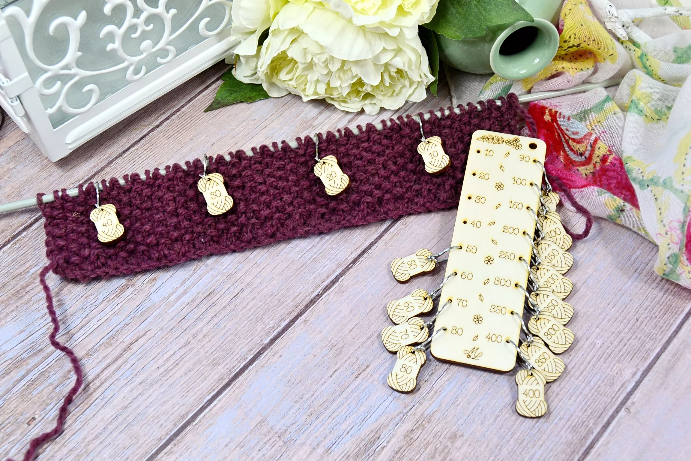 Zählhilfe-Maschenmarkierer in Aktion auf Strickstück. Zählhilfe-Maschenmarkierer in Aktion auf Strickstück.