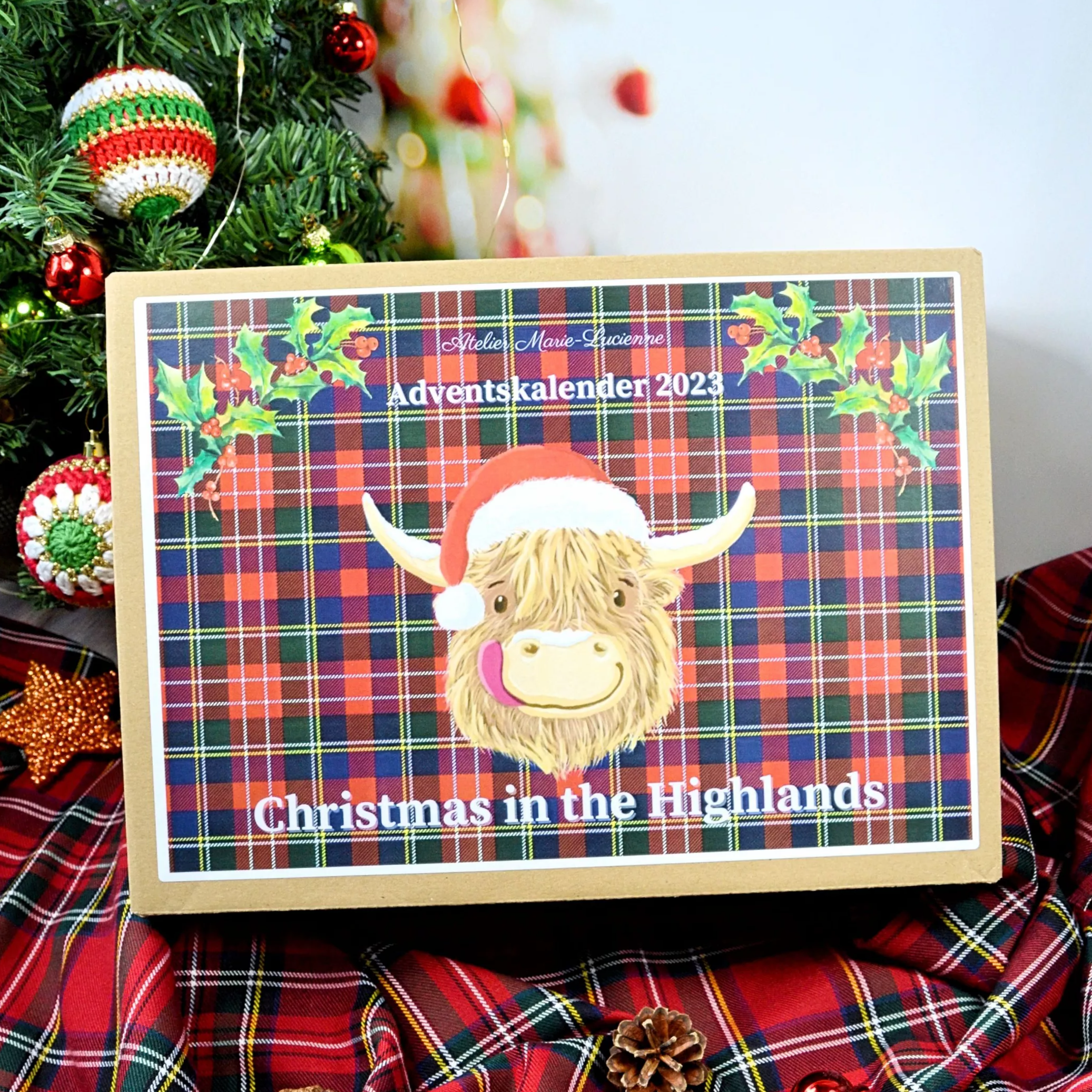 Christmas in the Highlands Adventskalener mit Highland Coo vor Tartan Hintergrund Christmas in the Highlands Adventskalener mit Highland Coo vor Tartan Hintergrund