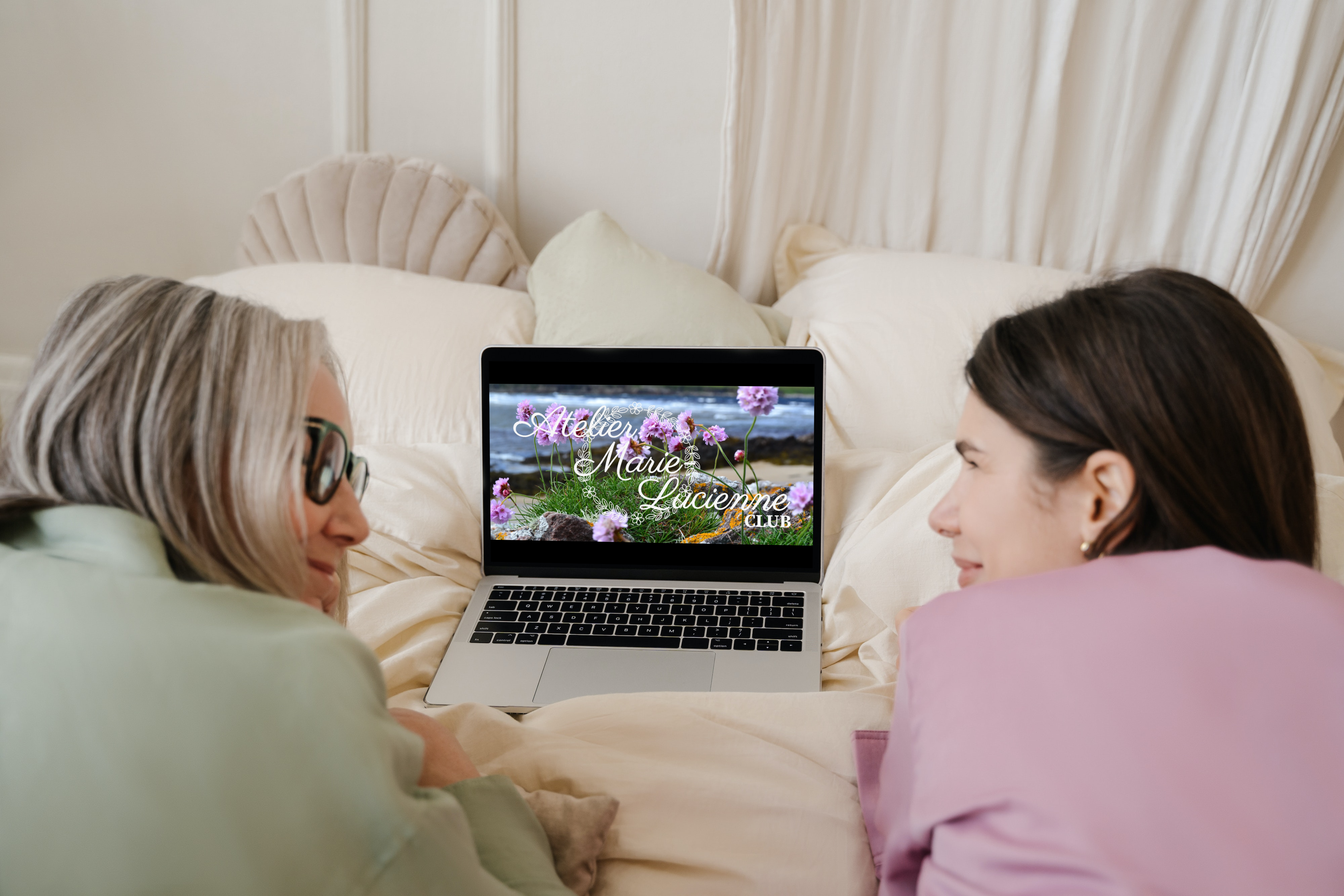 Zwei Frauen schauen Making of Video auf Laptop