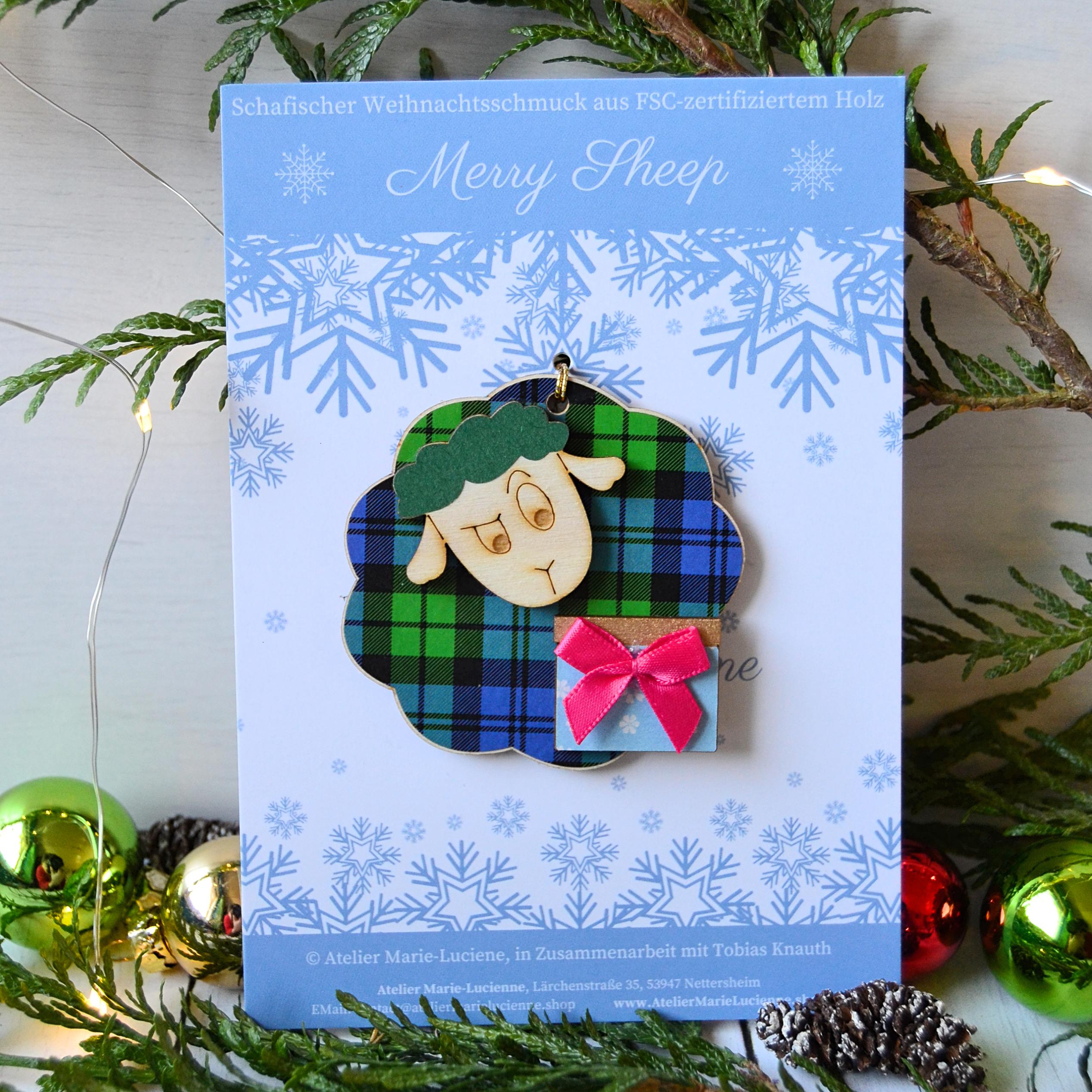 Weihnachtsanhänger aus Holz, Colin, Merry Sheep mit Geschenk auf Backing Card