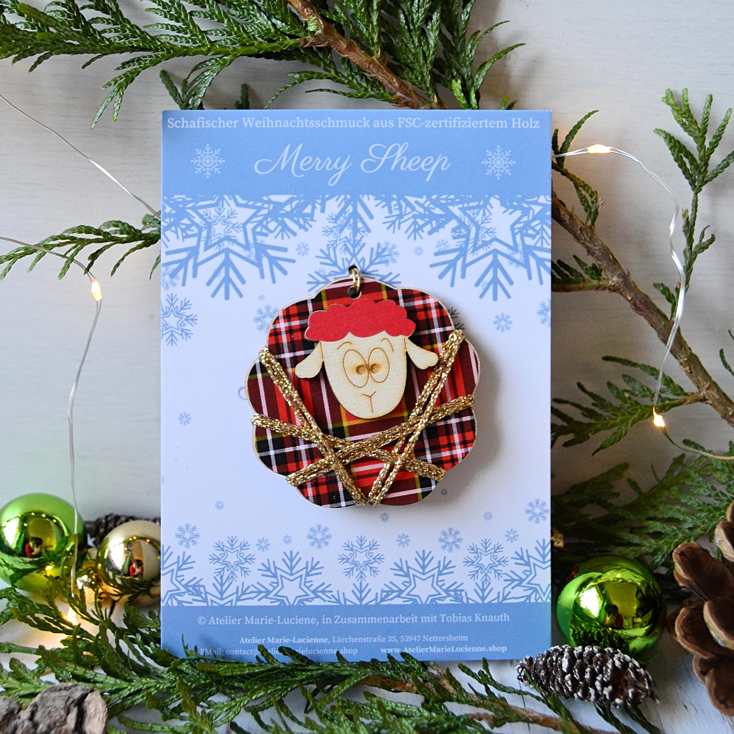 Weihnachtsanhänger aus Holz, Gertrud, Merry Sheep in Girlande an Backing Card