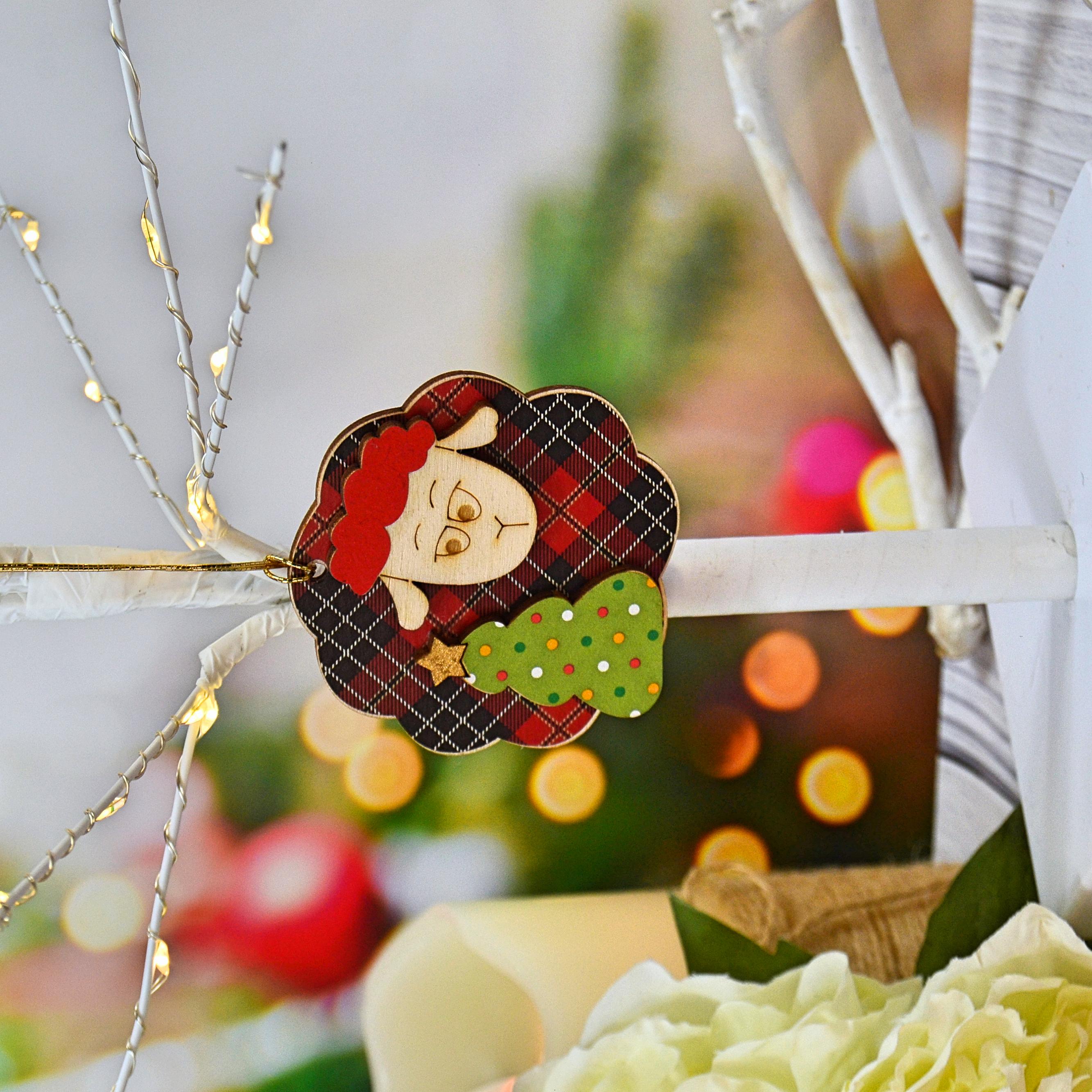 Weihnachtsanhänger aus Holz, Mhairi, Merry Sheep mit Weihnachtsbaum