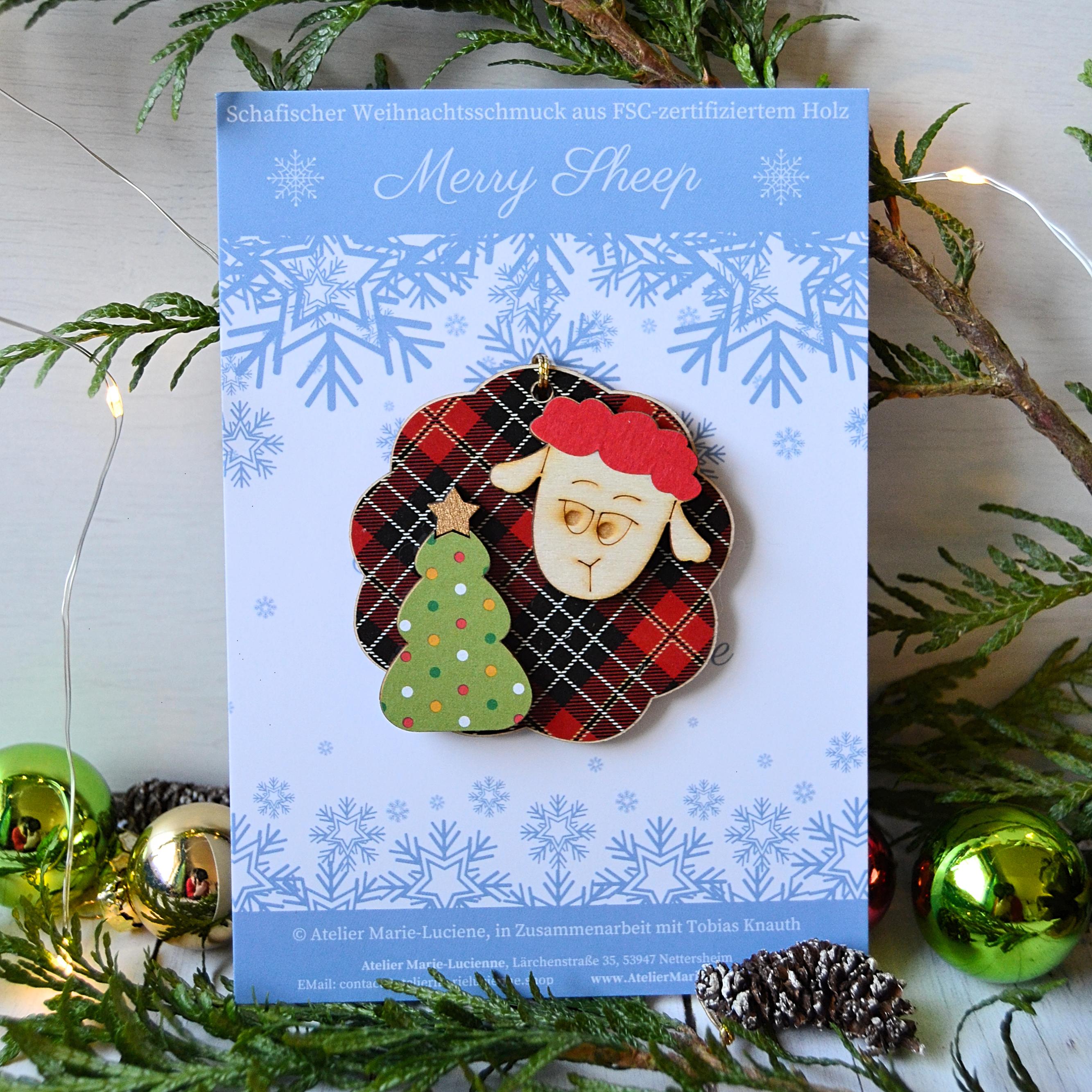 Weihnachtsanhänger aus Holz, Mhairi, Merry Sheep mit Weihnachtsbaum an Backing Card