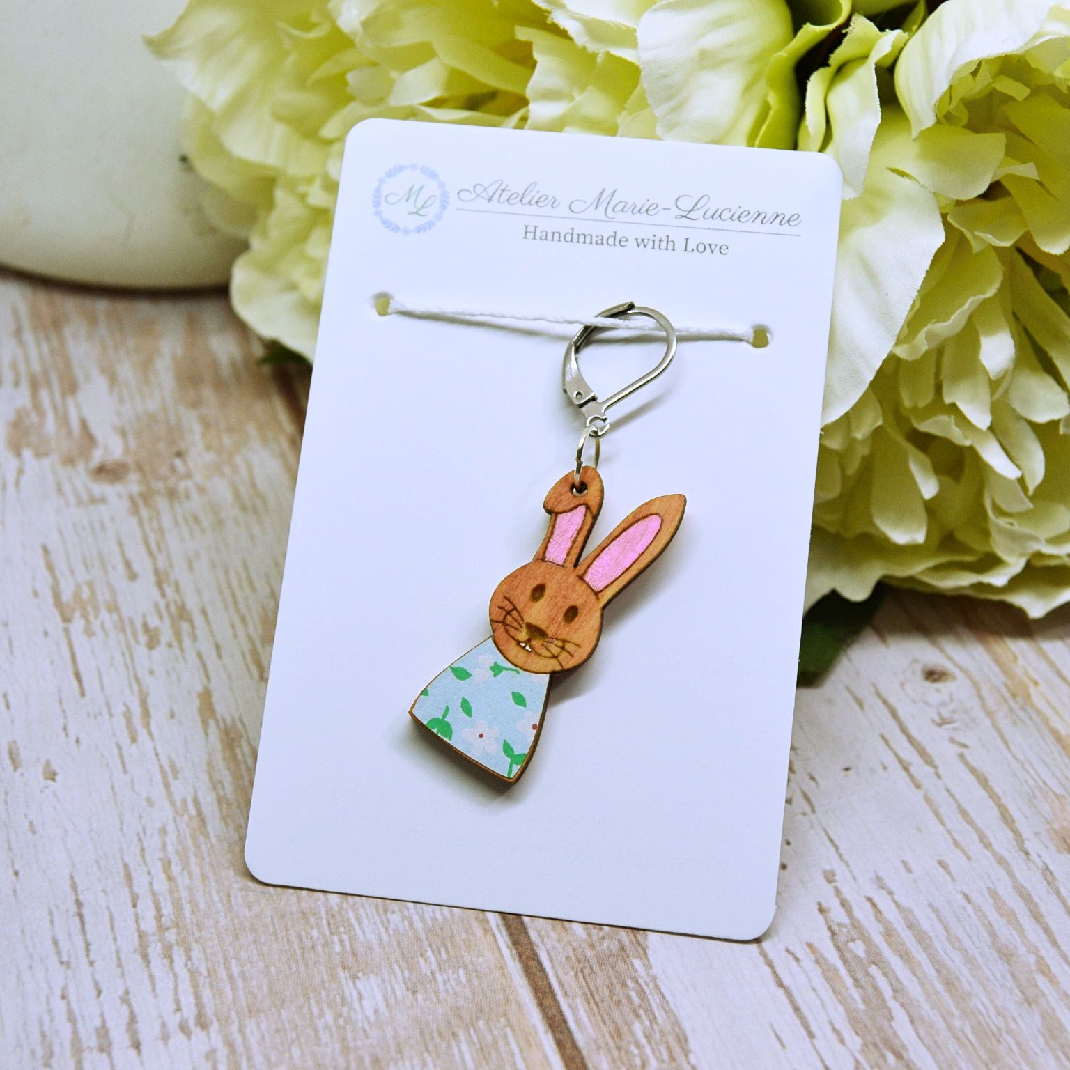 Holzmaschenmarkierer Hase mit Pulli an Backing Card