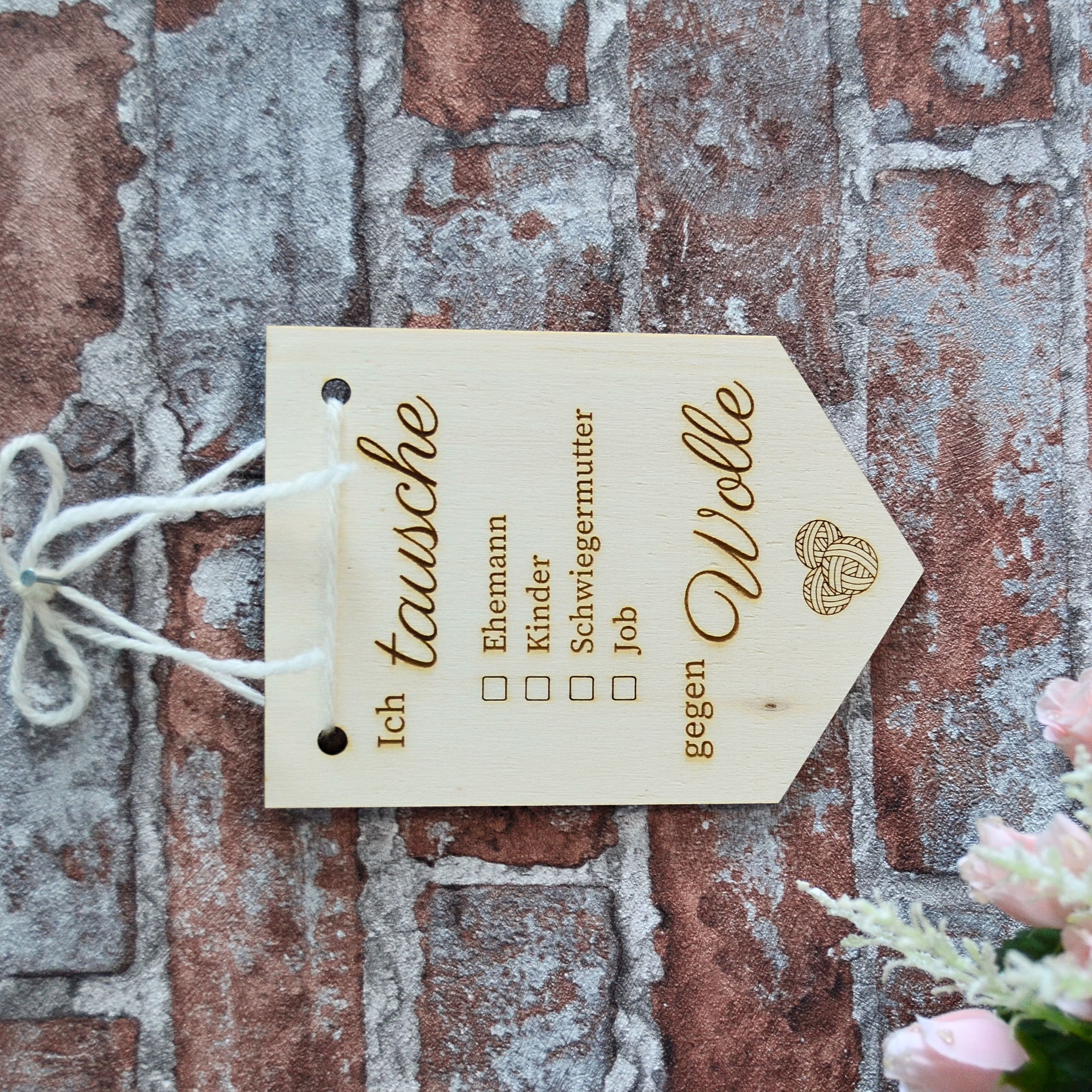 Holz Wimpel "Ich tausche Ehemann/Kinder/Schwiegermutter/Job gegen Wolle" an Wand