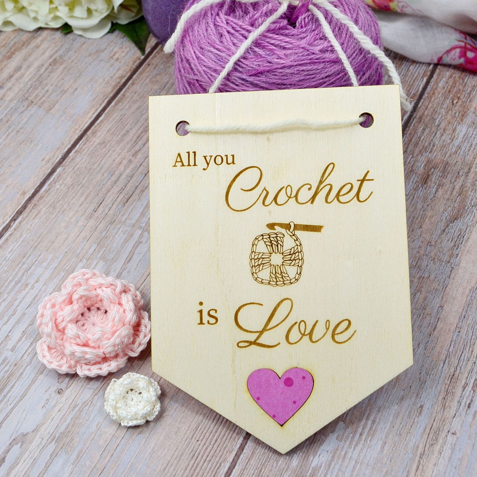 Holzwimpel "All you crochet is love" mit Häkelblumen