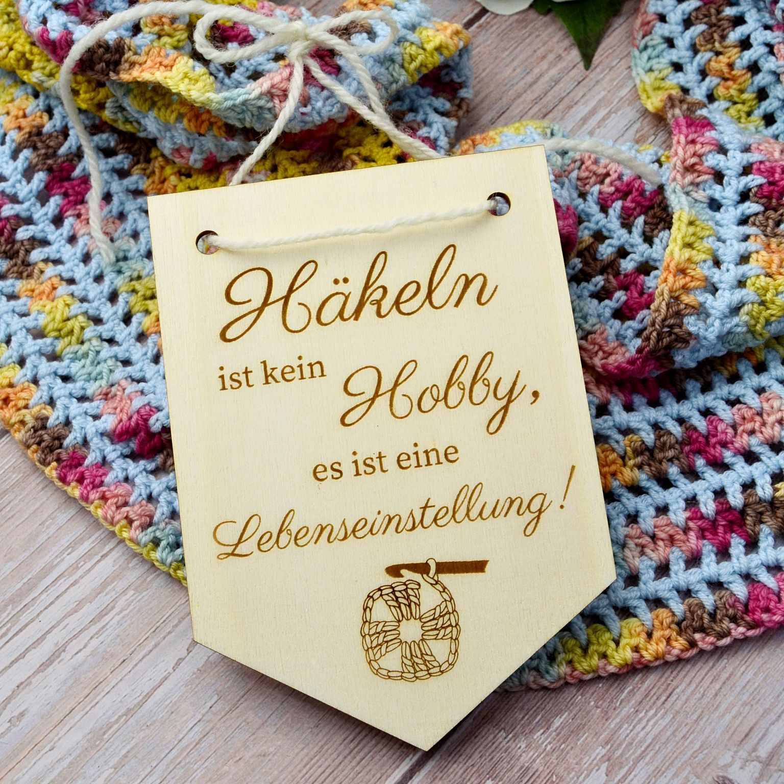 Holzwimpel "Häkeln ist kein Hobby, es ist eine Lebenseinstellung!"