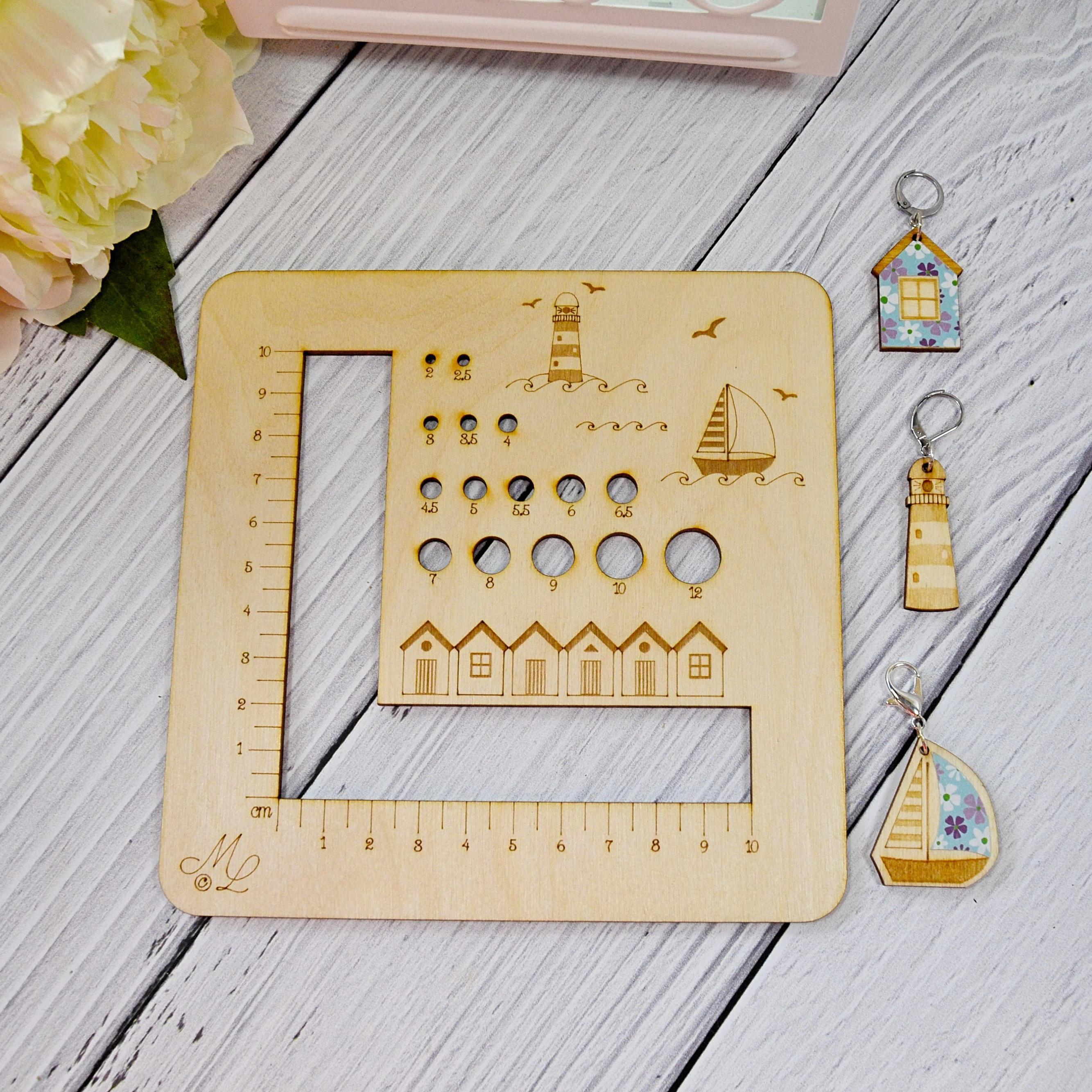 Our 2 in 1 swatch and needle gauge "Maritim" combines functionality with a touch of nautical flair. Picture with stitch markers