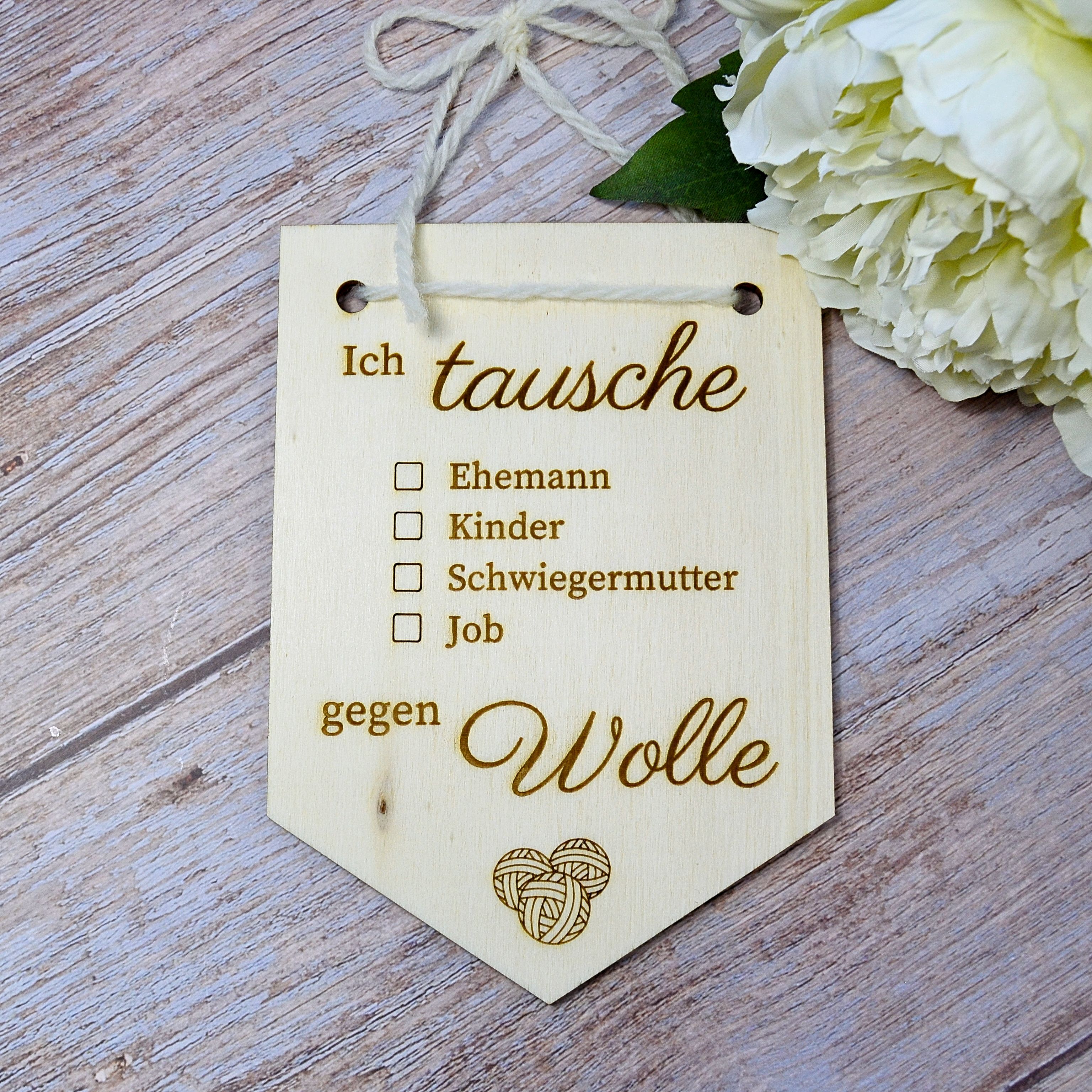Holz Wimpel "Ich tausche Ehemann/Kinder/Schwiegermutter/Job gegen Wolle" aus FSC-zertifiziertem Pappelholz.