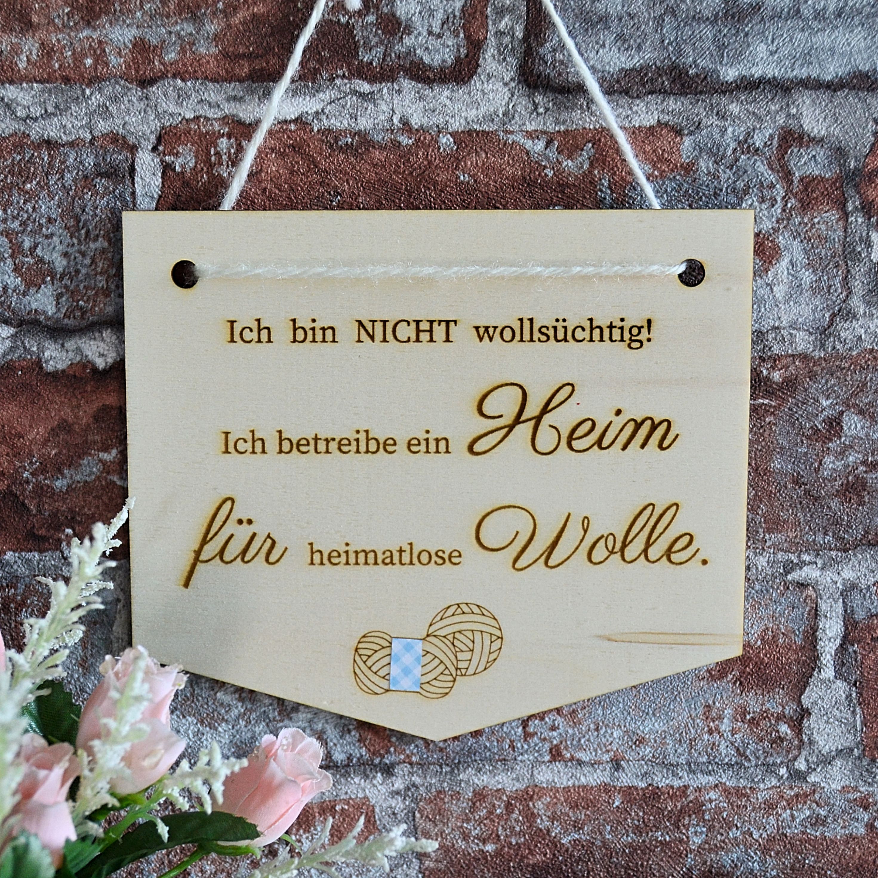 Holzwimpel "Ich bin nicht wollsüchtig. Ich betreibe ein Heim für heimatlose Wolle" Close-Up