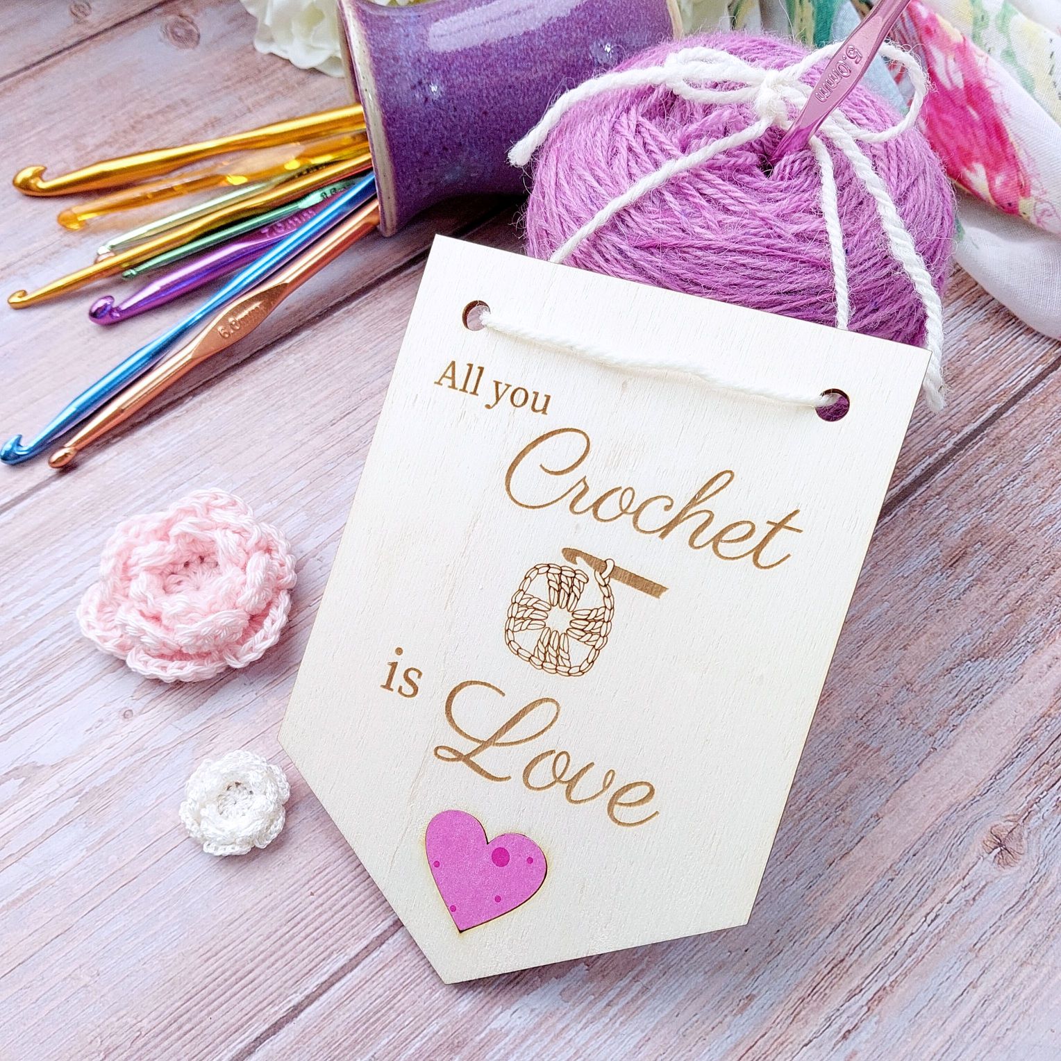 Holzwimpel "All you crochet is love" - mit Häkelnadeln