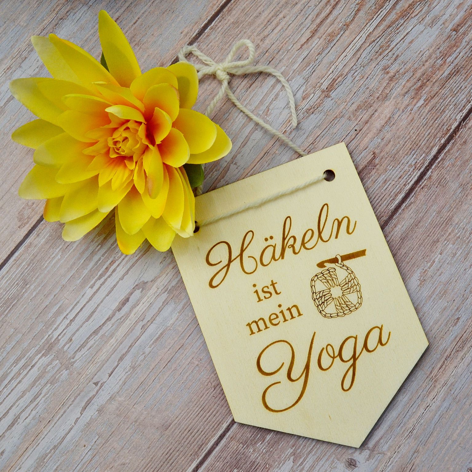 Wooden pennant "Häkeln ist mein Yoga" 