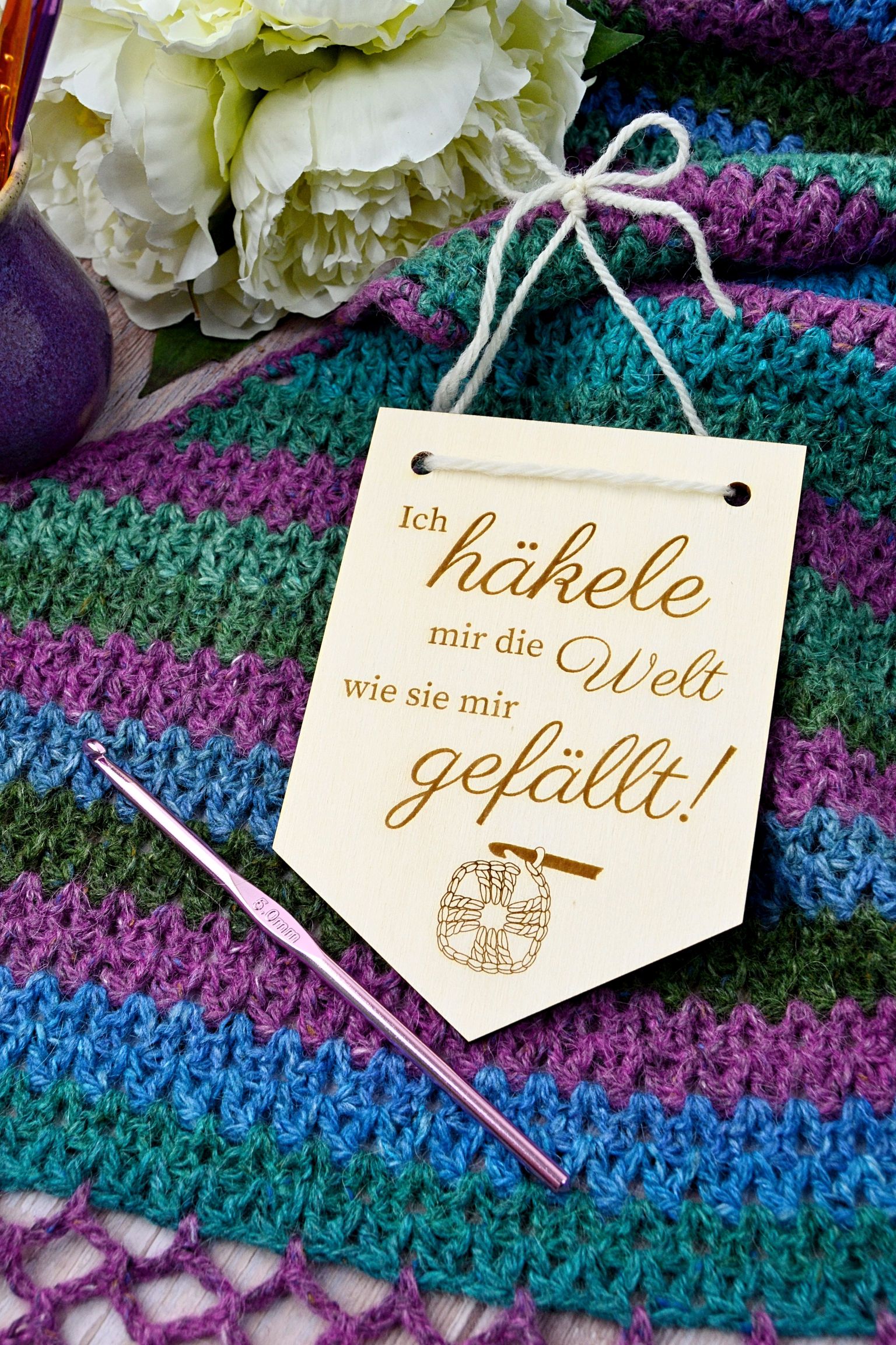 Wooden pennant "Ich häkele mir die Welt wie sie mir gefällt" on crochet shawl