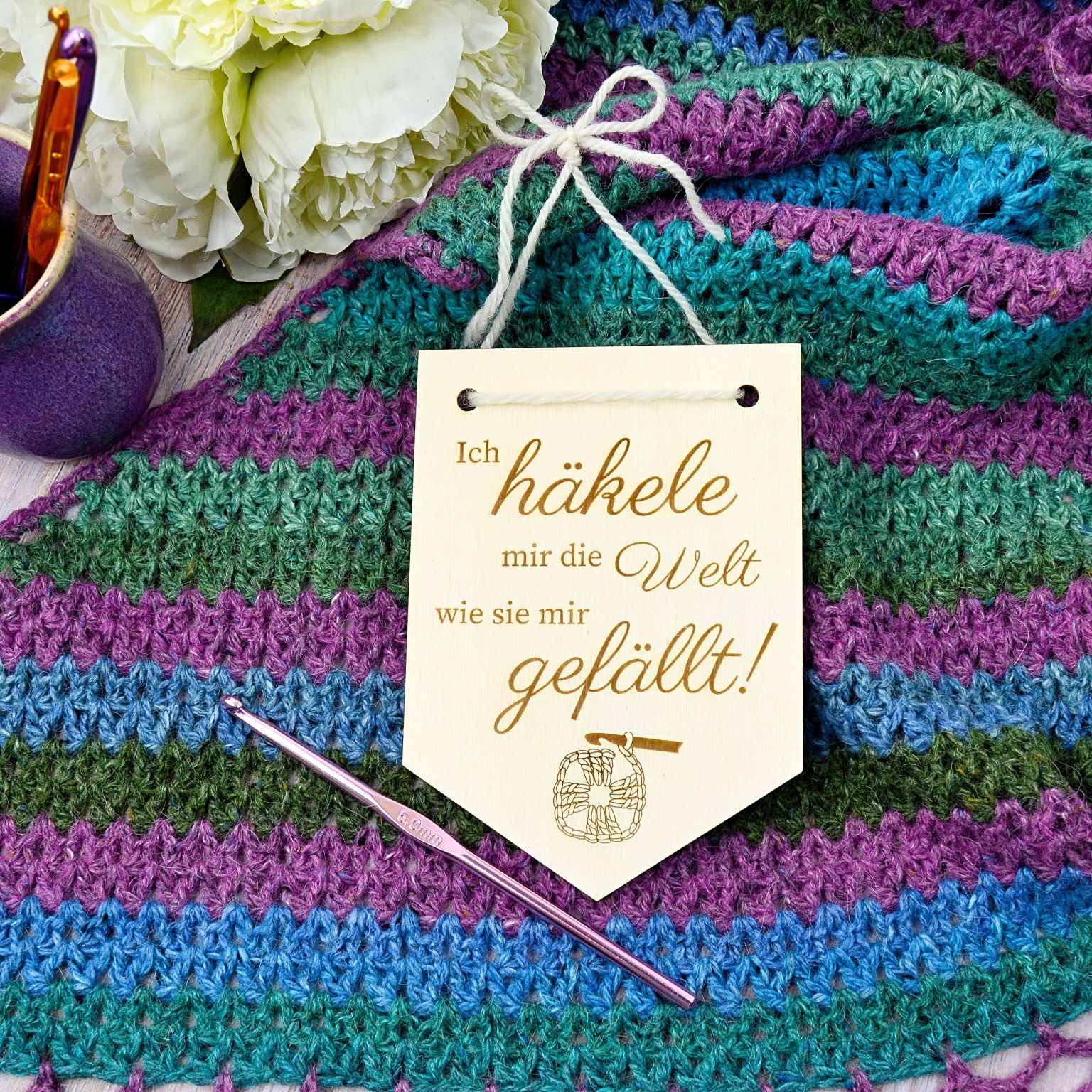 Wooden pennant "Ich häkele mir die Welt wie sie mir gefällt"