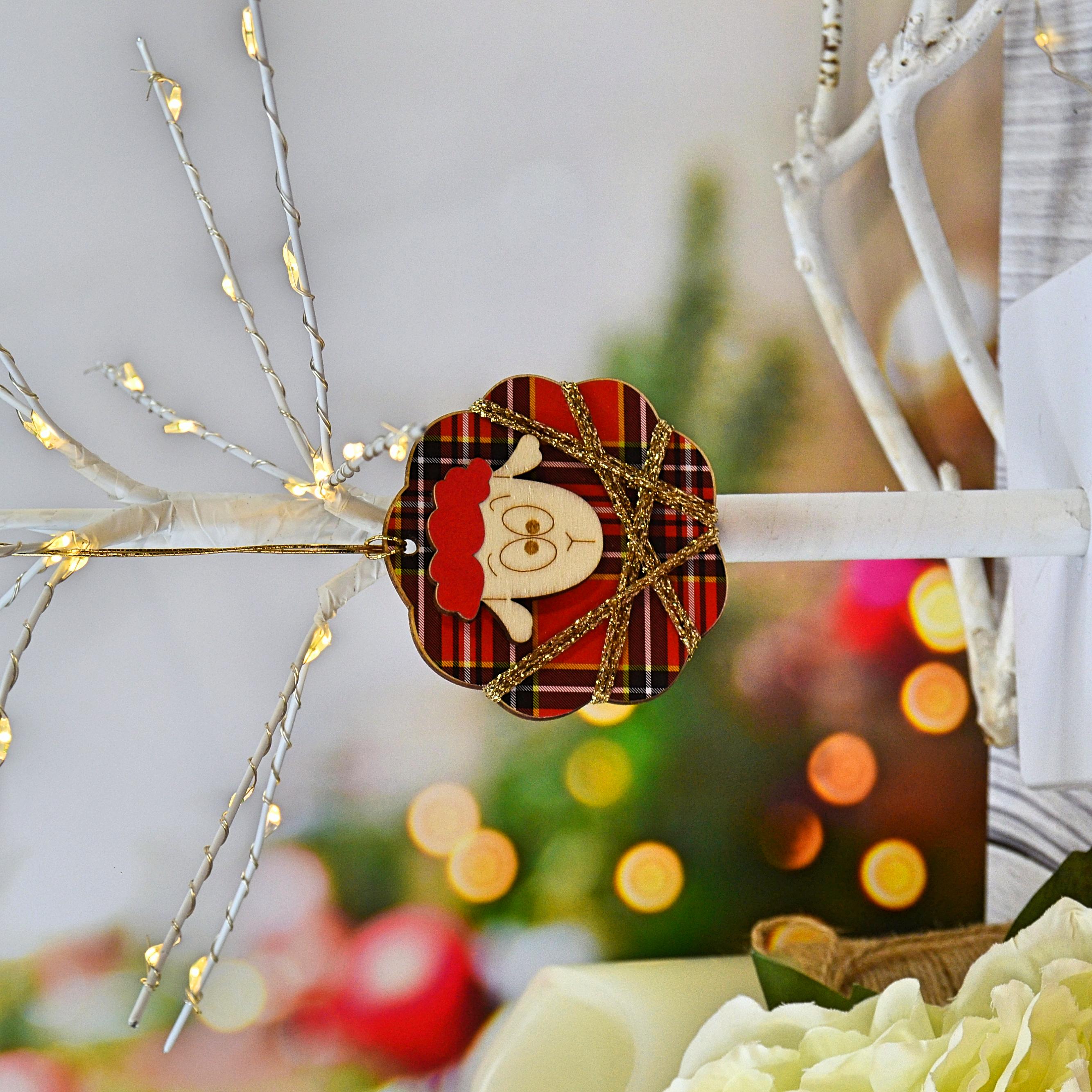 Gertrud in Girlande an Weihnachtsbaum