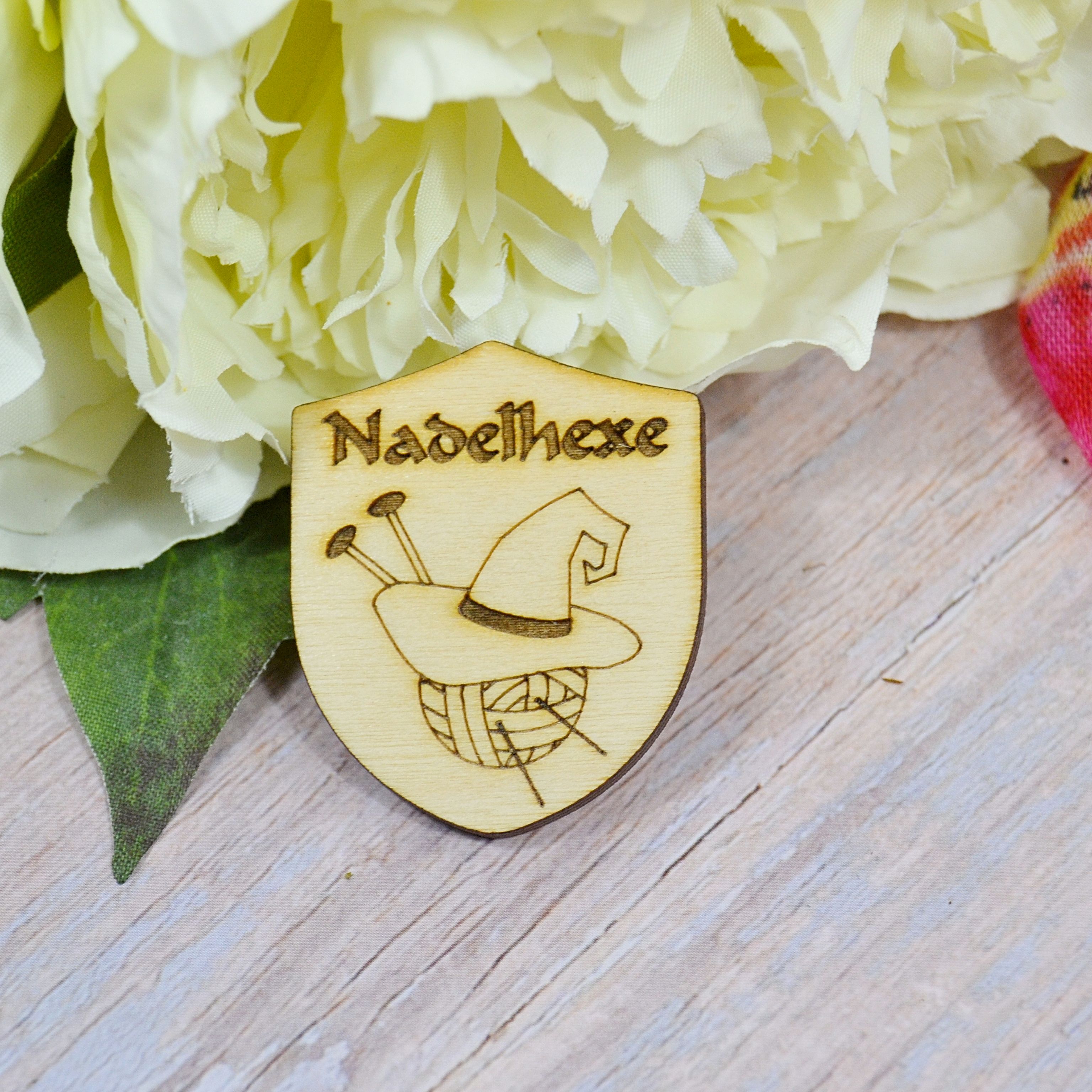 Birkenholz Pin Nadelhexe