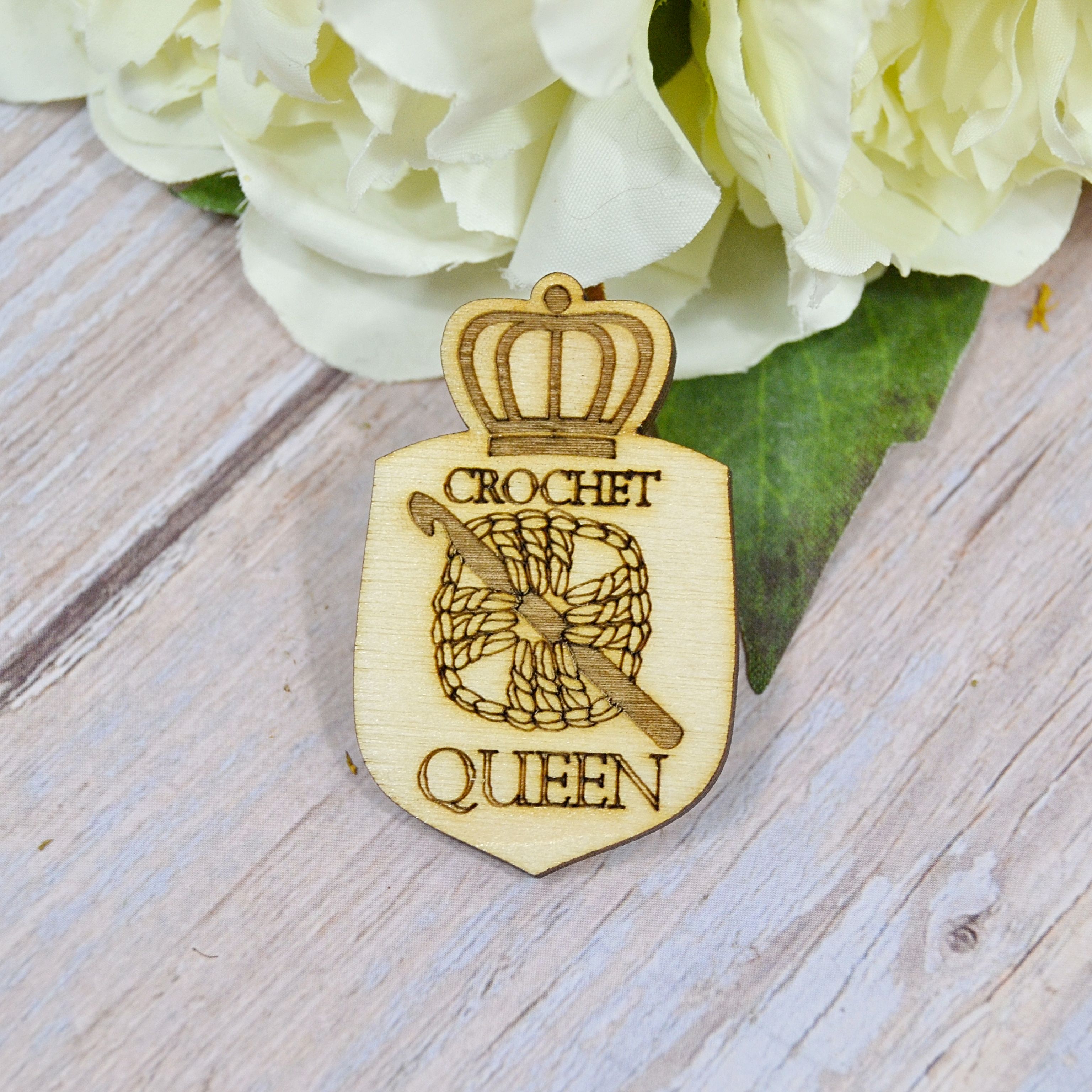 Pin aus Birkenholz "Crochet Queen"