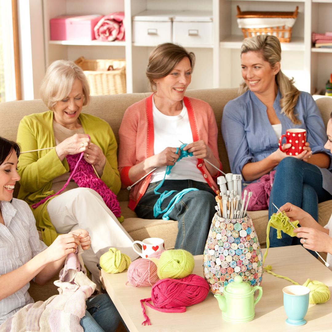 Strickende Frauen in gemütlicher Runde