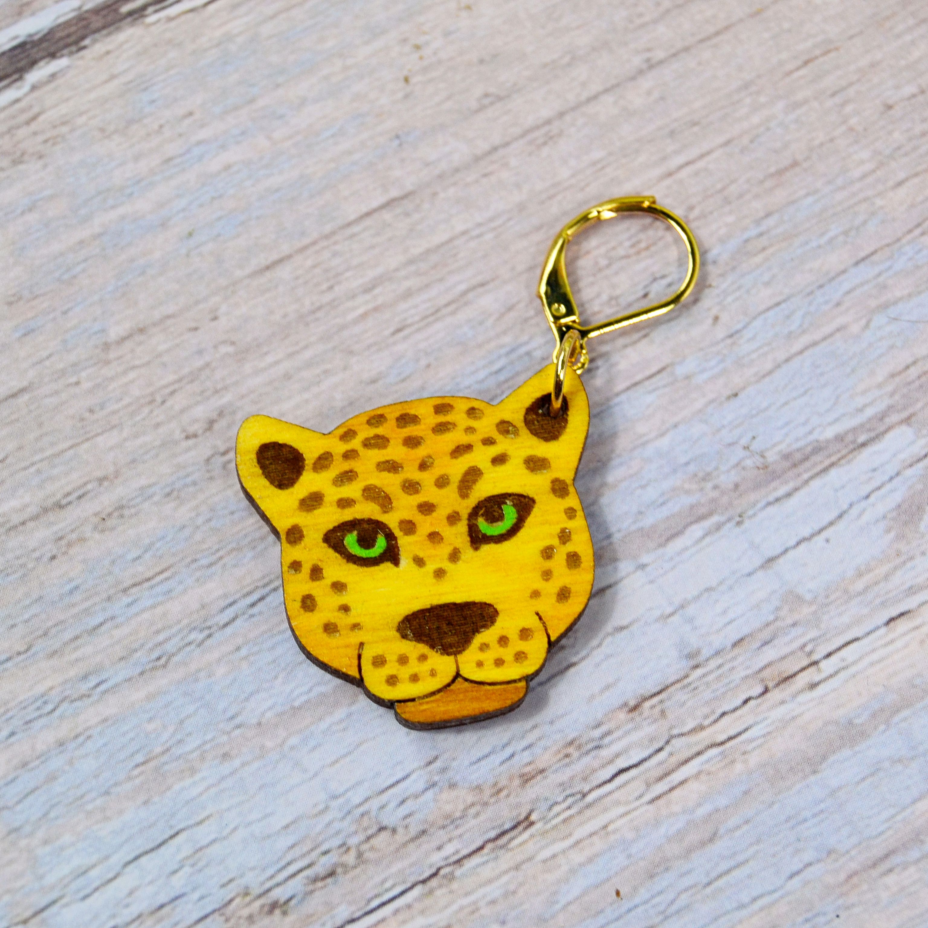 Holzmaschenmarkierer Leopard mit golfarbene Brisur oval