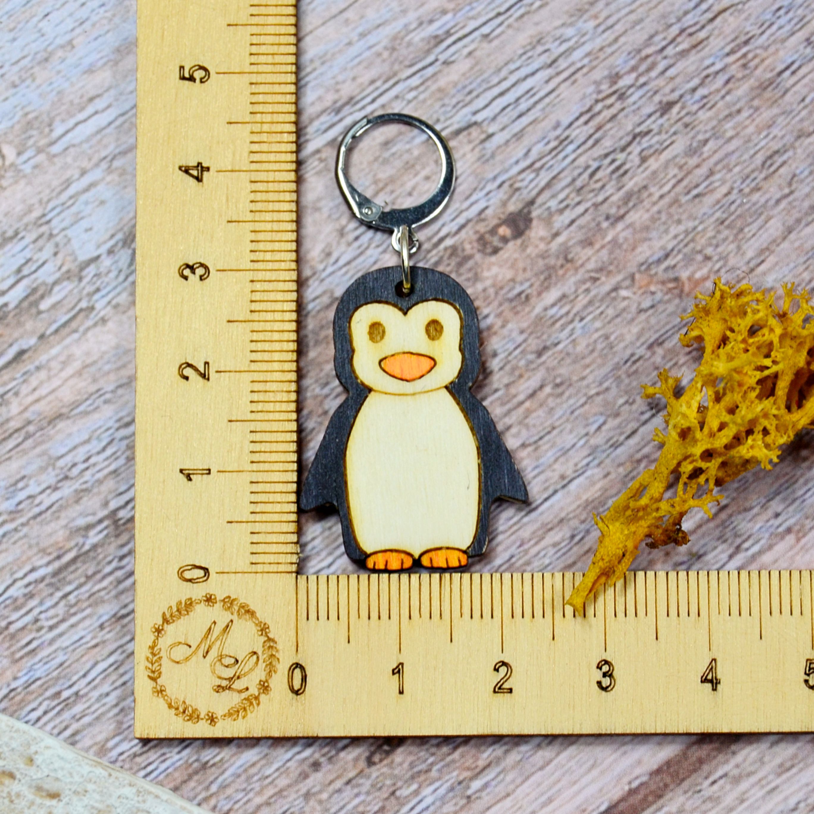 Holzmaschenmarkierer Pinguin an Lineal