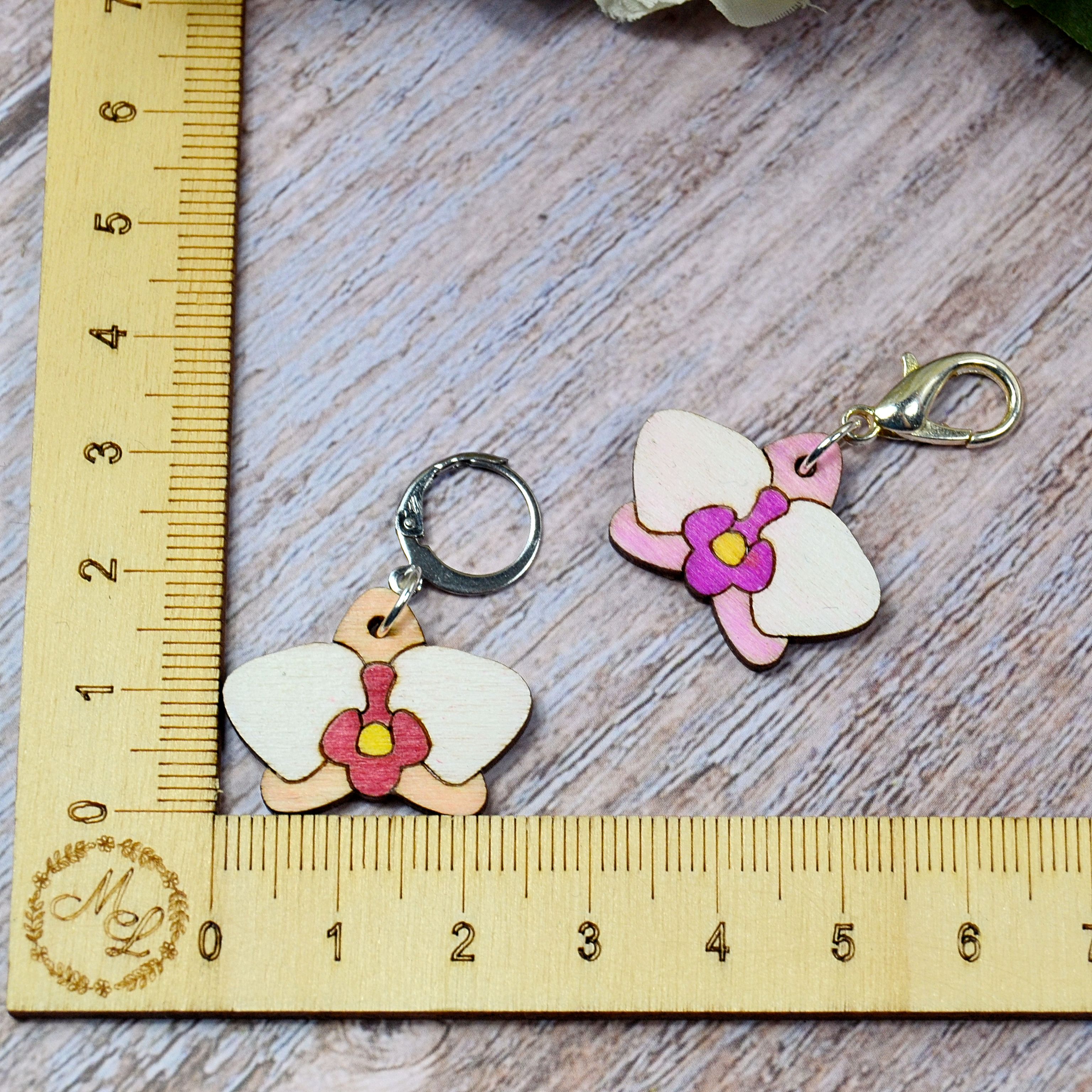 Holzmaschenmarkierer Orchidee an Linieal