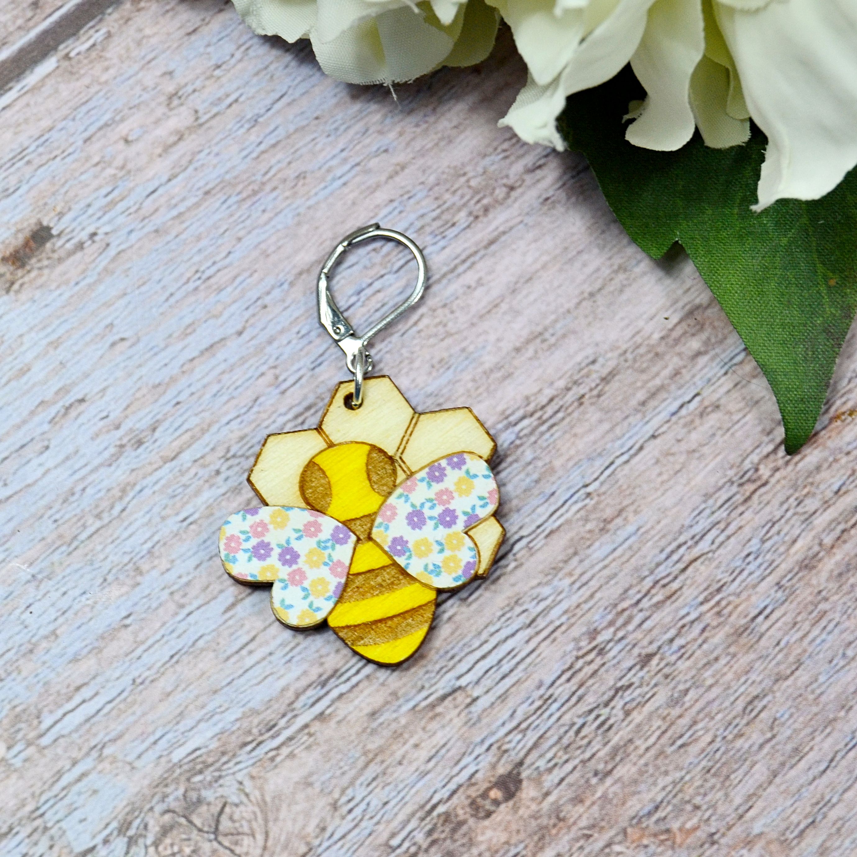 Holzmaschenmarkierer Biene auf Wabe 