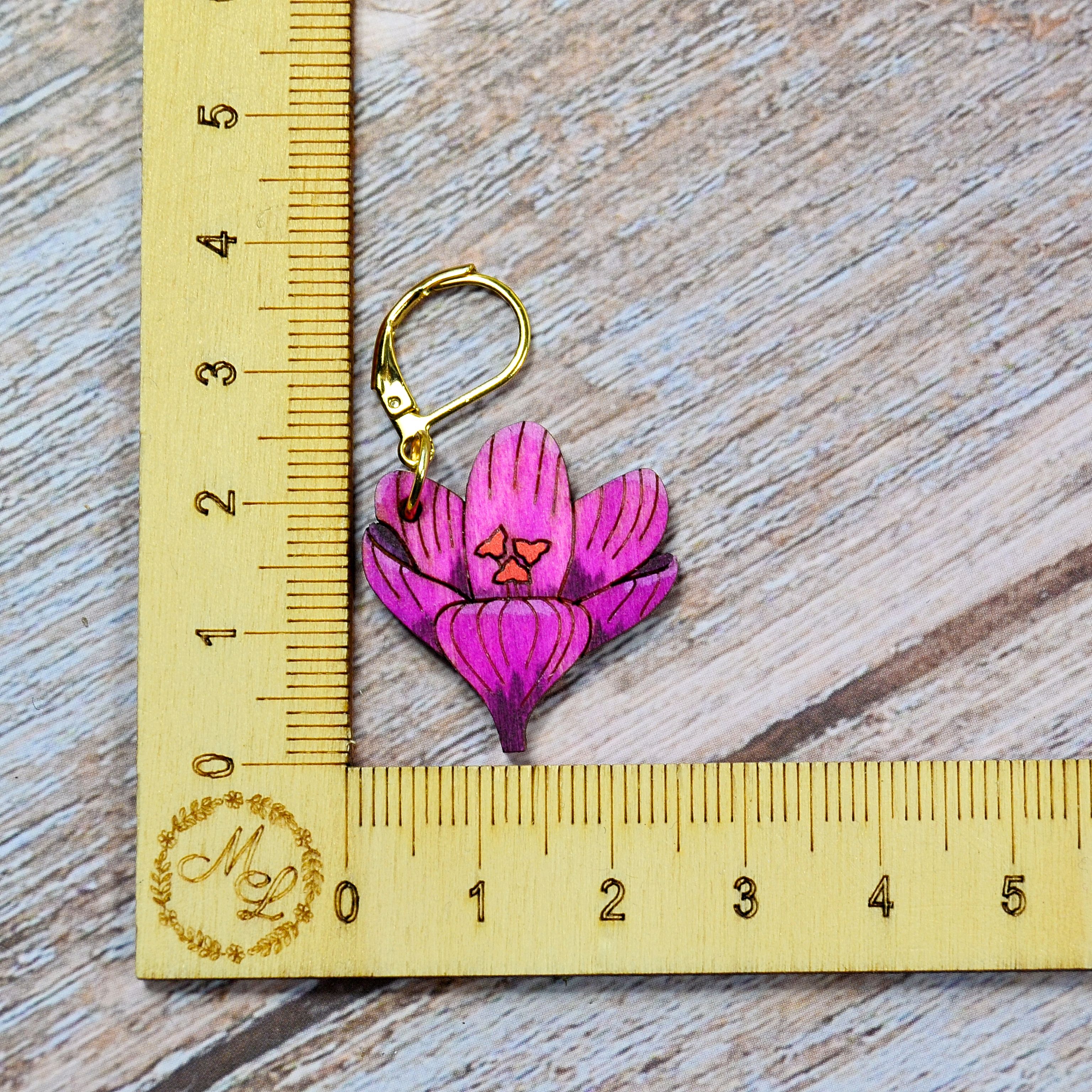 Holzmaschenmarkierer Krokus an Lineal