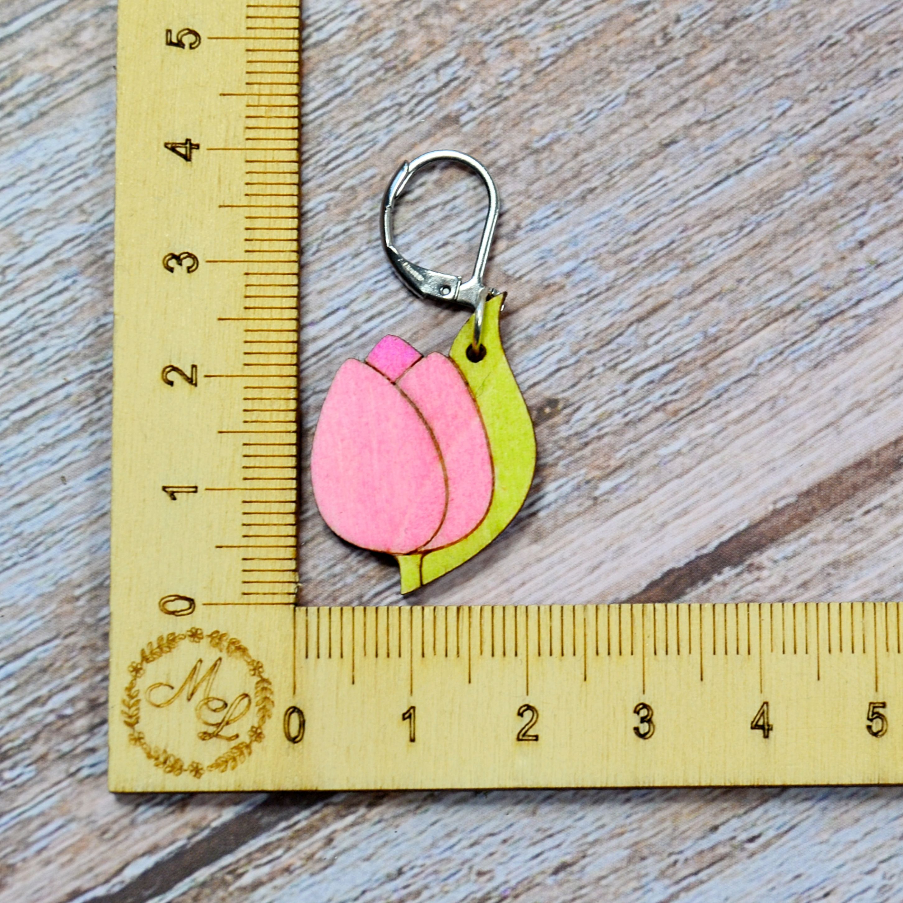 Holzmaschenmarkierer Tulpe in rosa an Lineal