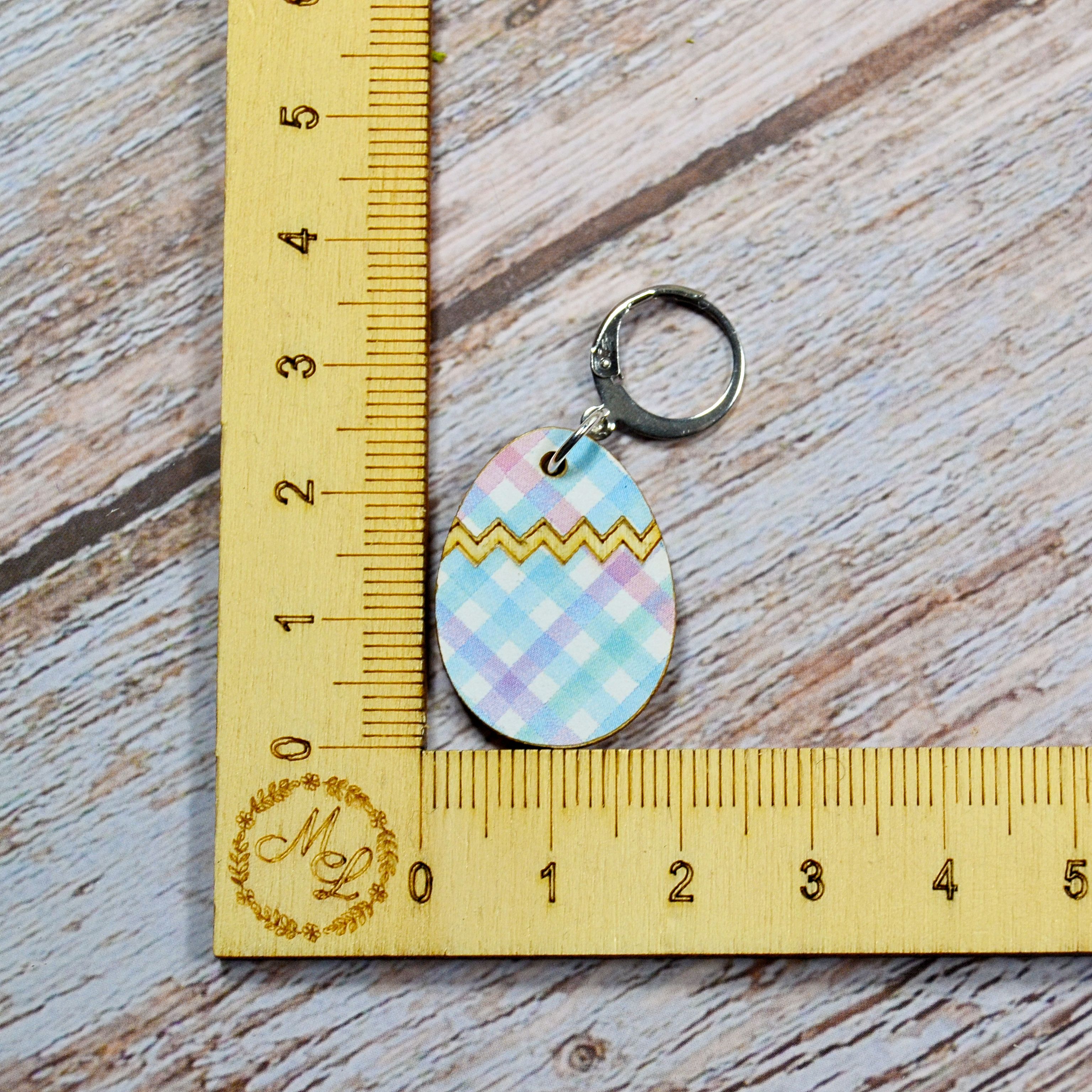 Holzmaschenmarkierer Osterei an Lineal