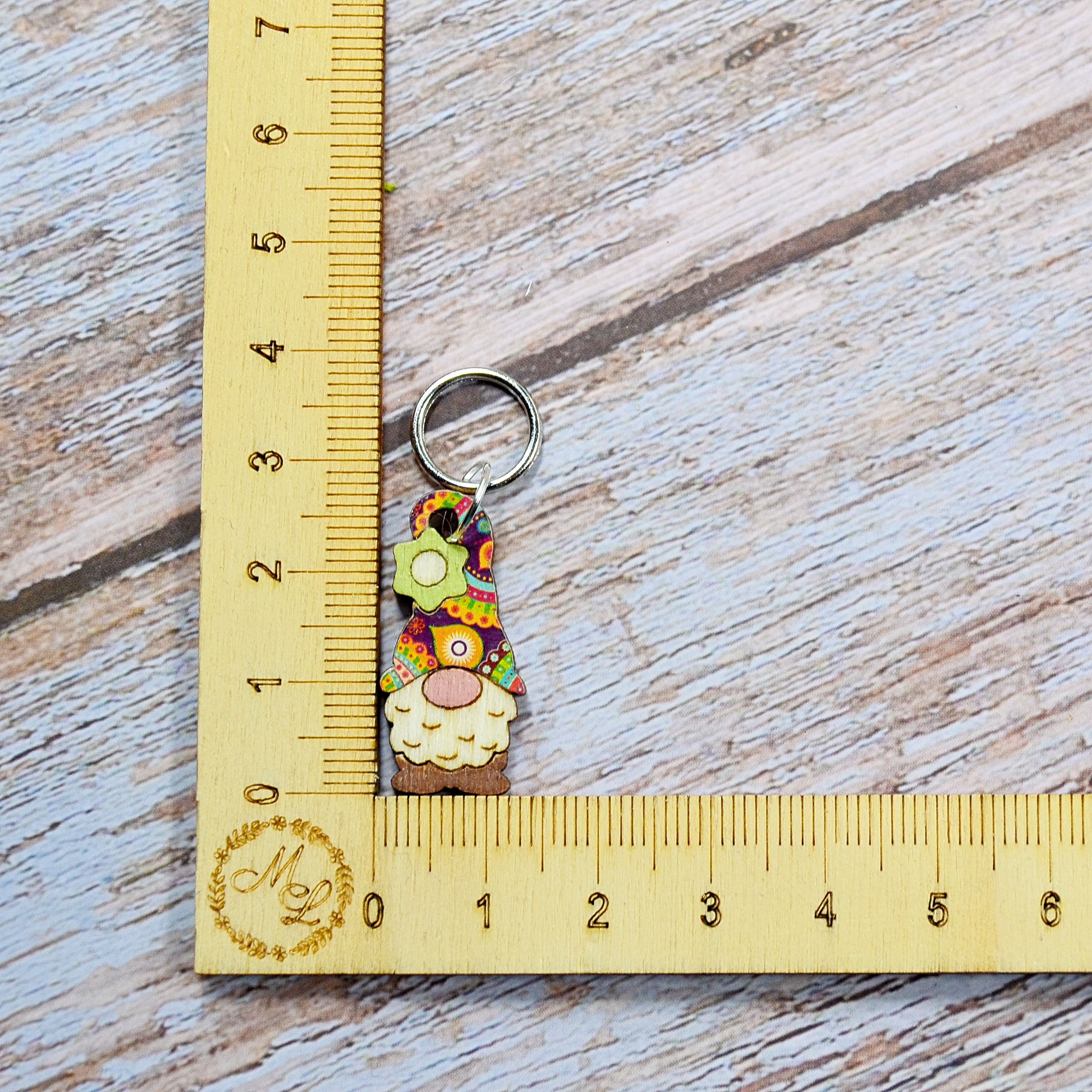 Holzmaschenmarkierer Wichtel mit Blume an Lineal