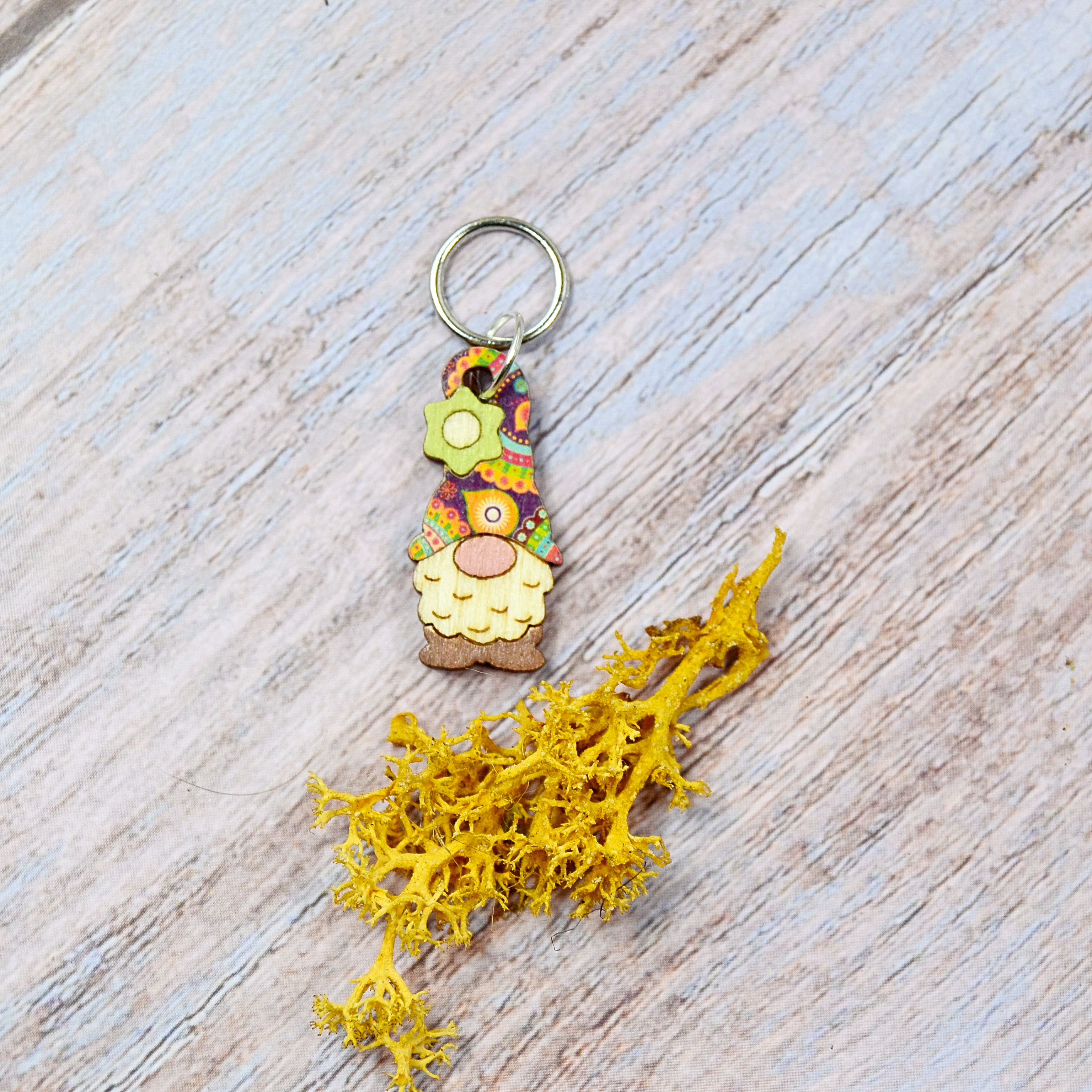 Holzmaschenmarkierer Wichtel mit Blume