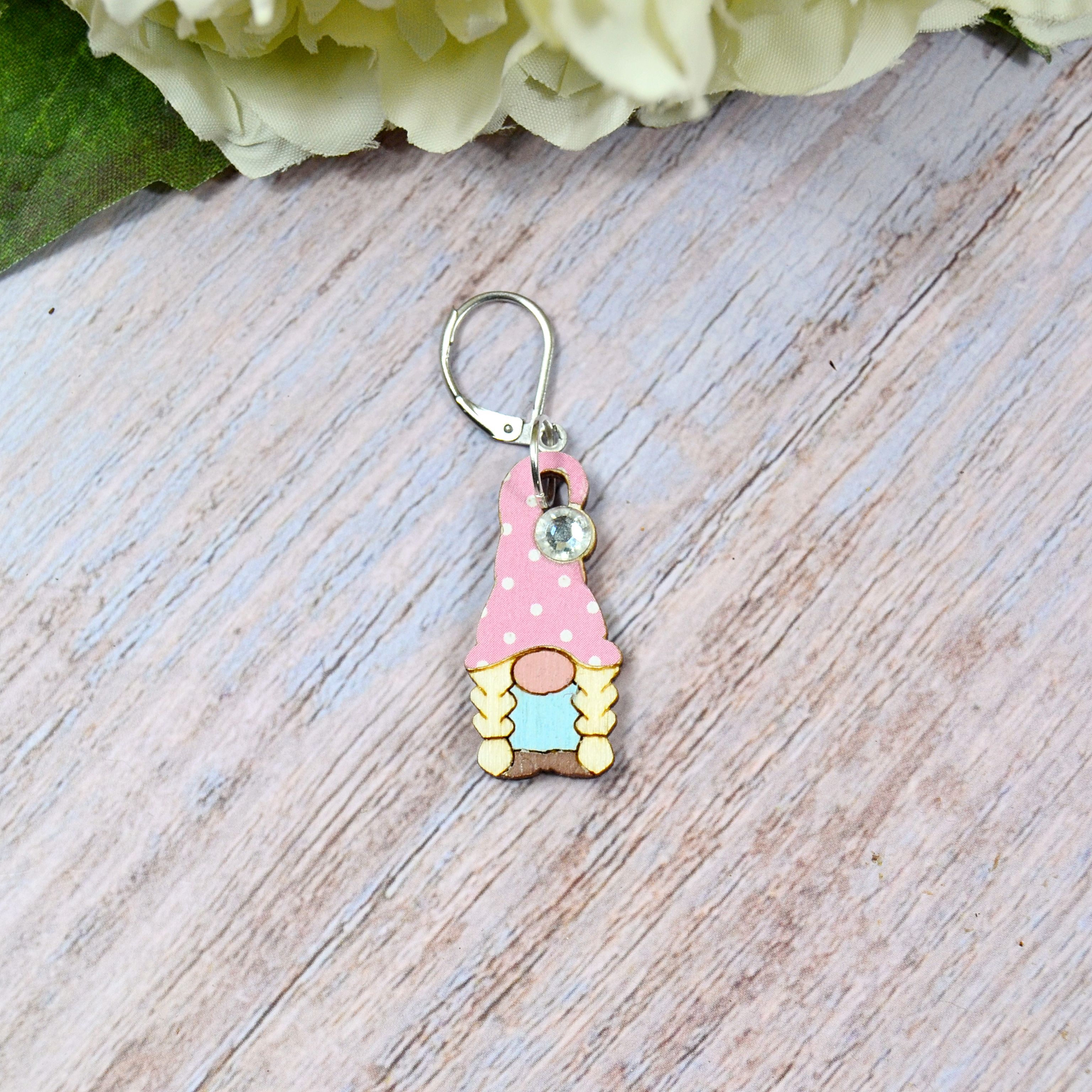 Holzmaschenmarkierer Wichtelinchen mit Stein