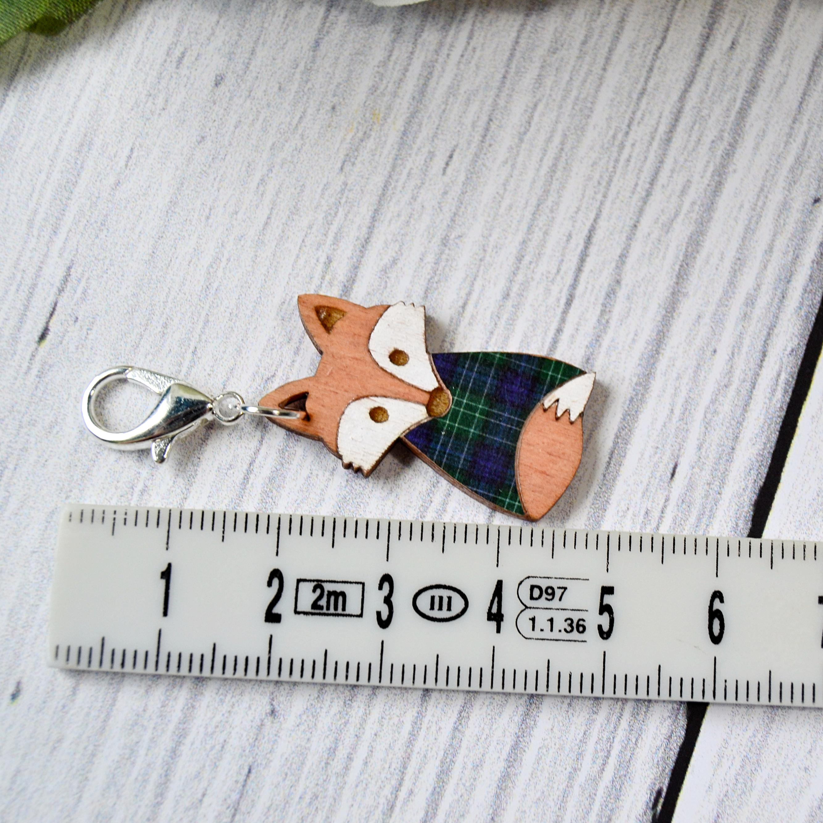 Holzmaschenmarkierer Fuchs mit Pulli an Lineal