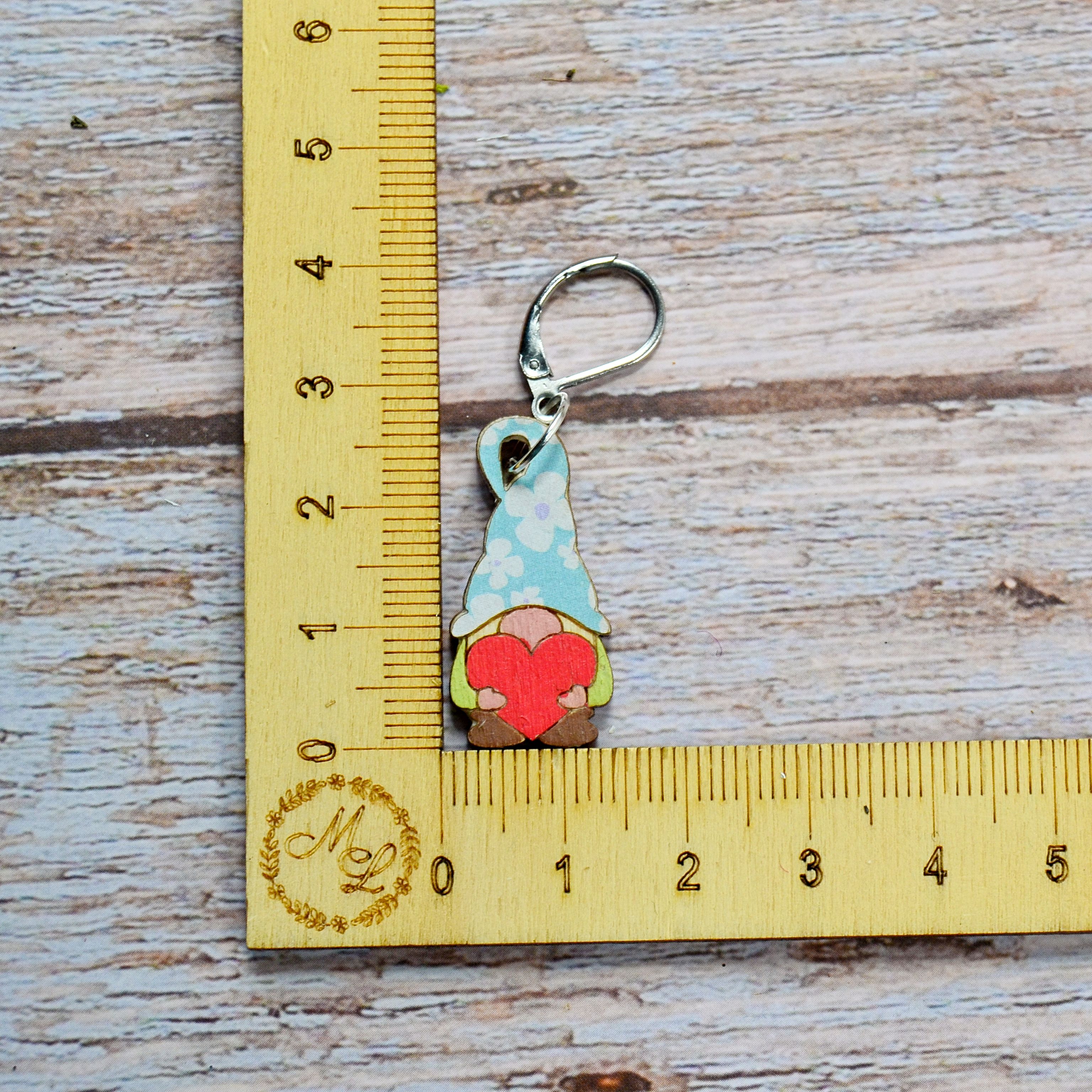 Holzmaschenmarkierer Herzwichtel an Lineal