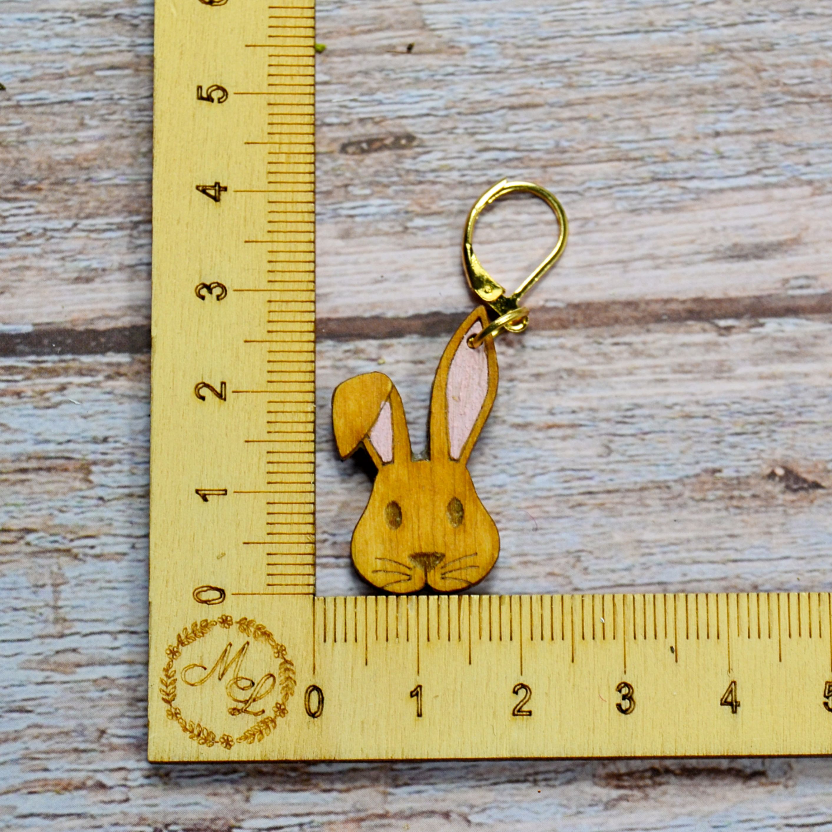 Holzmaschenmarkierer Hase an Lineal