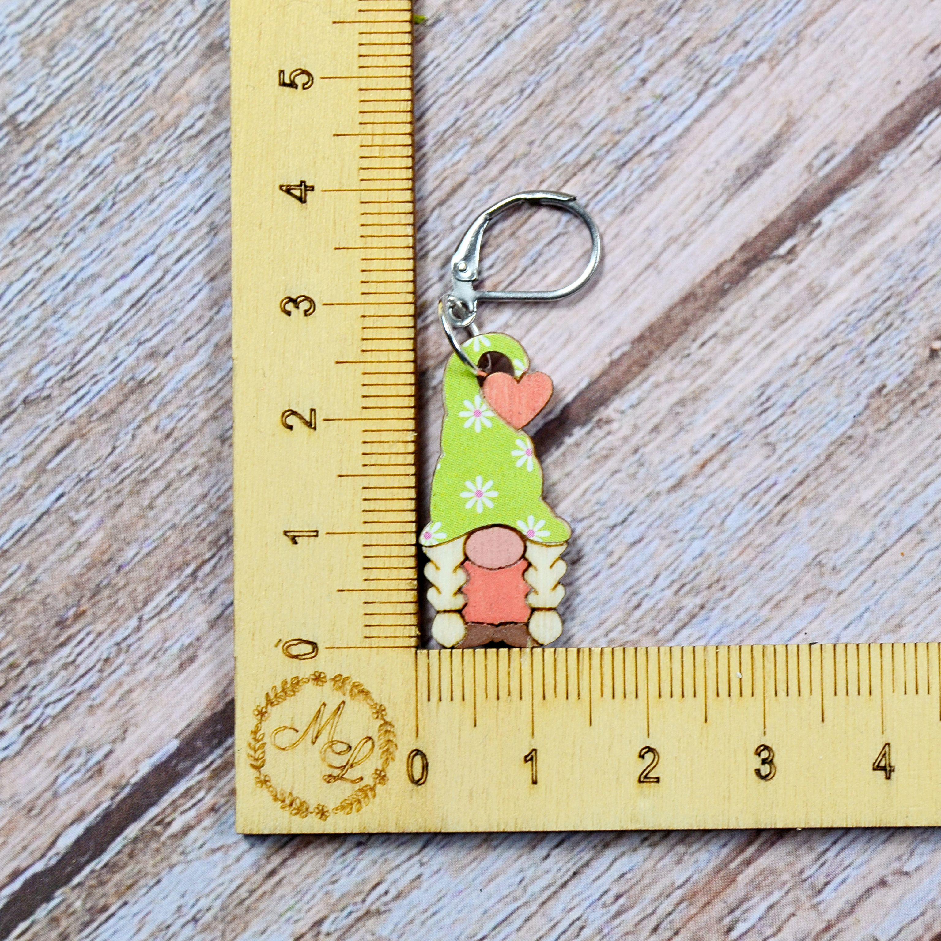 Holzmaschenmarkierer Herzwichtelinchen an Lineal