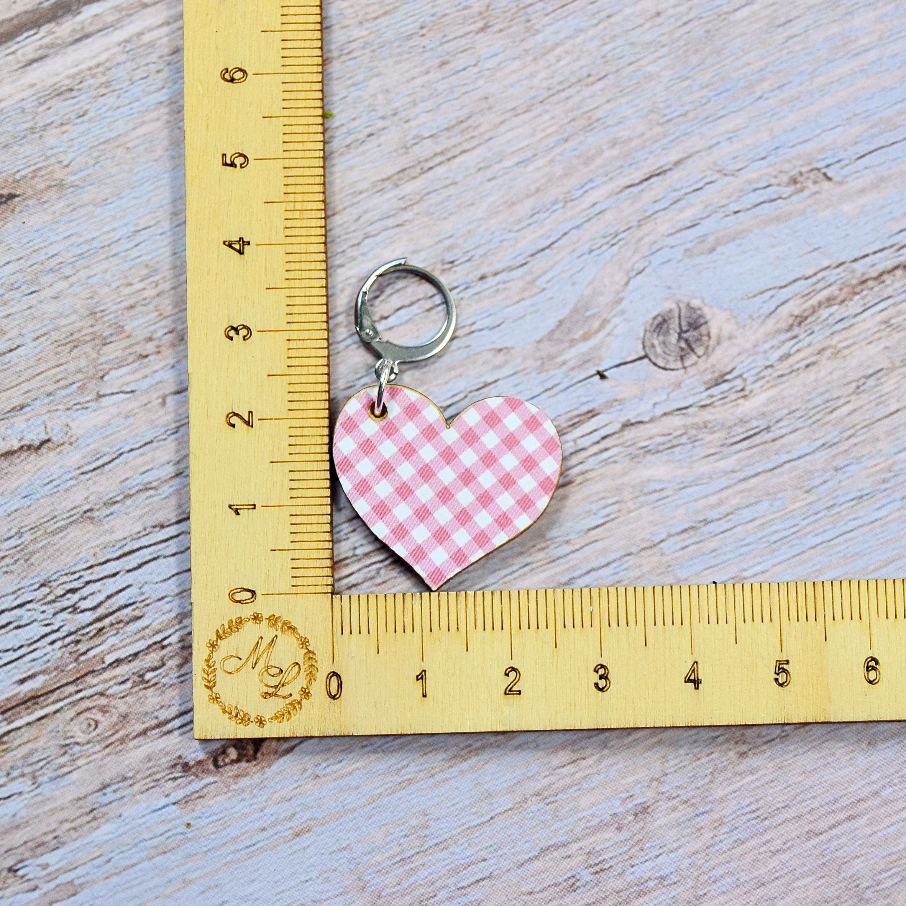 Holzmaschenmarkierer Herz an Lineal