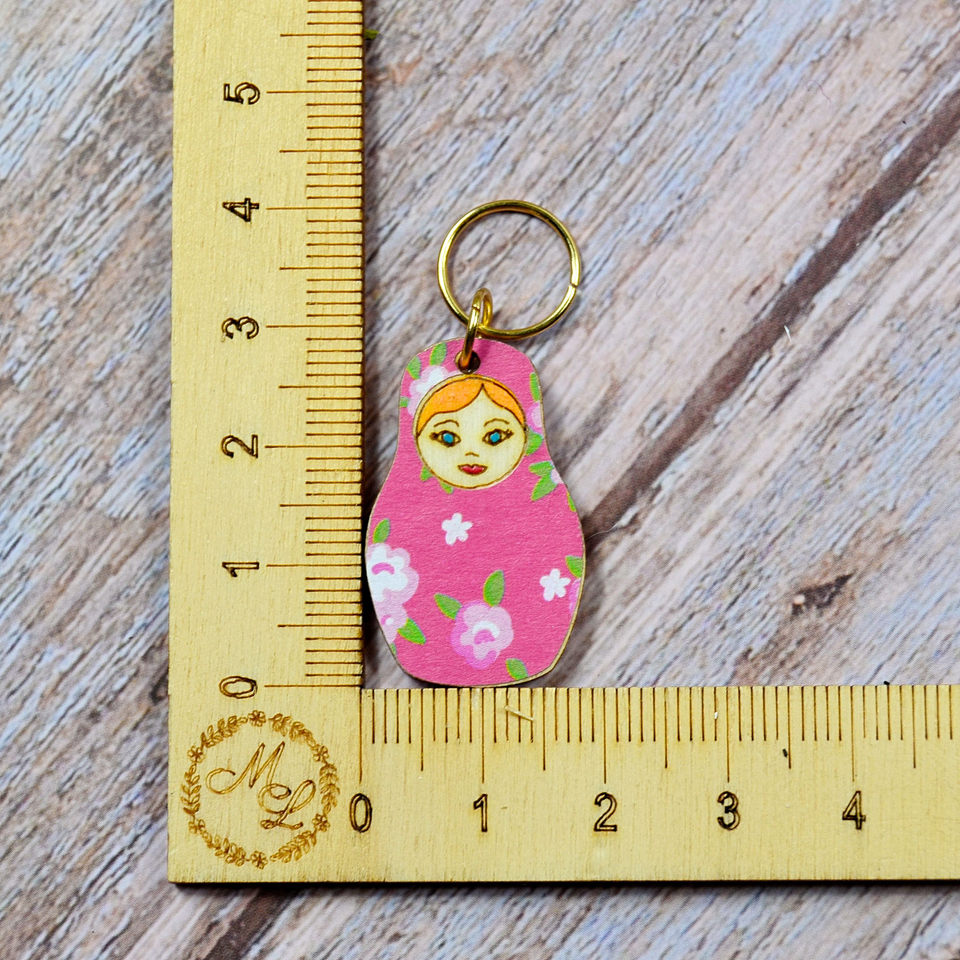 Holzmaschenmarkierer Matroschka an Lineal