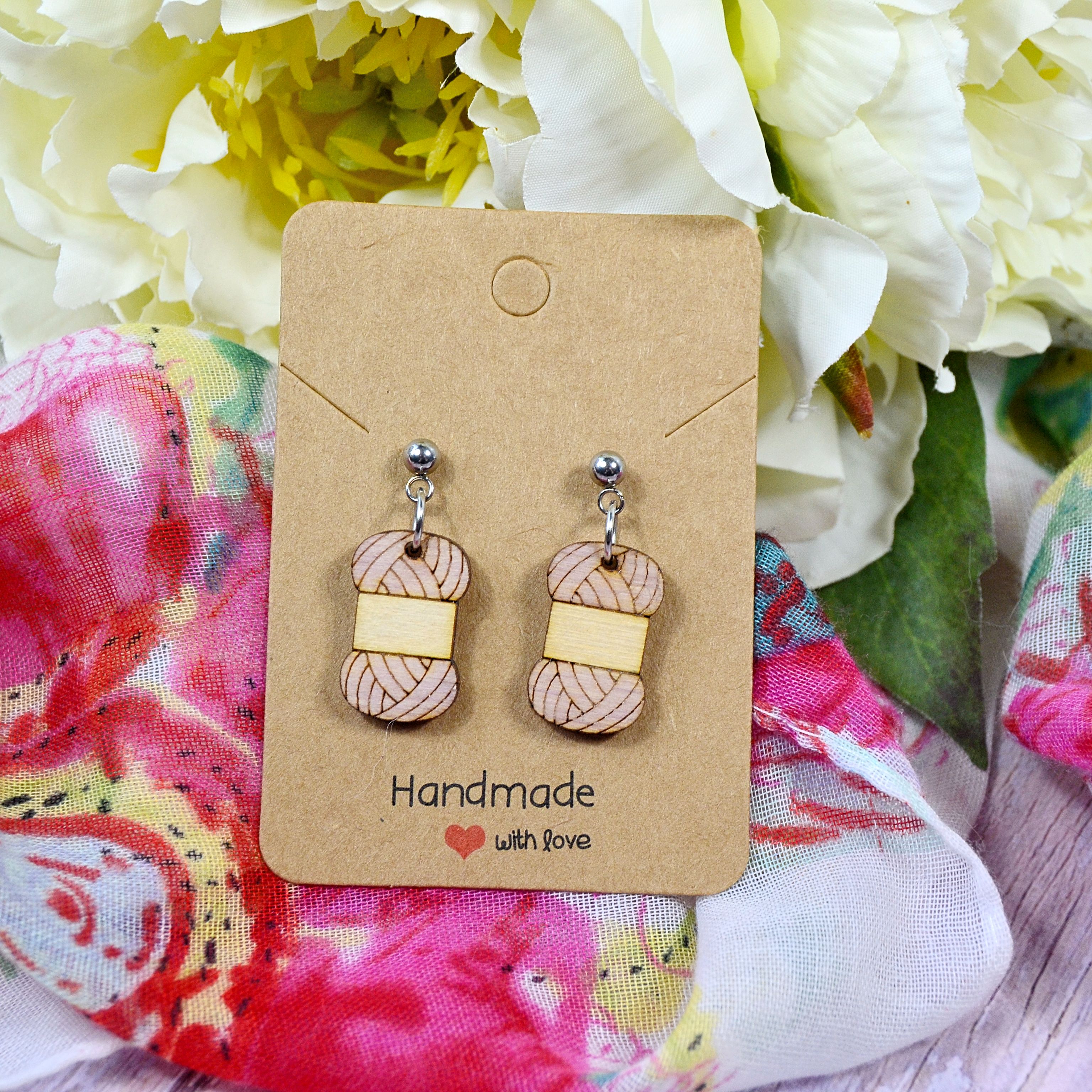 Wollknäuel Lavendel an Kugel-Ohrstecker