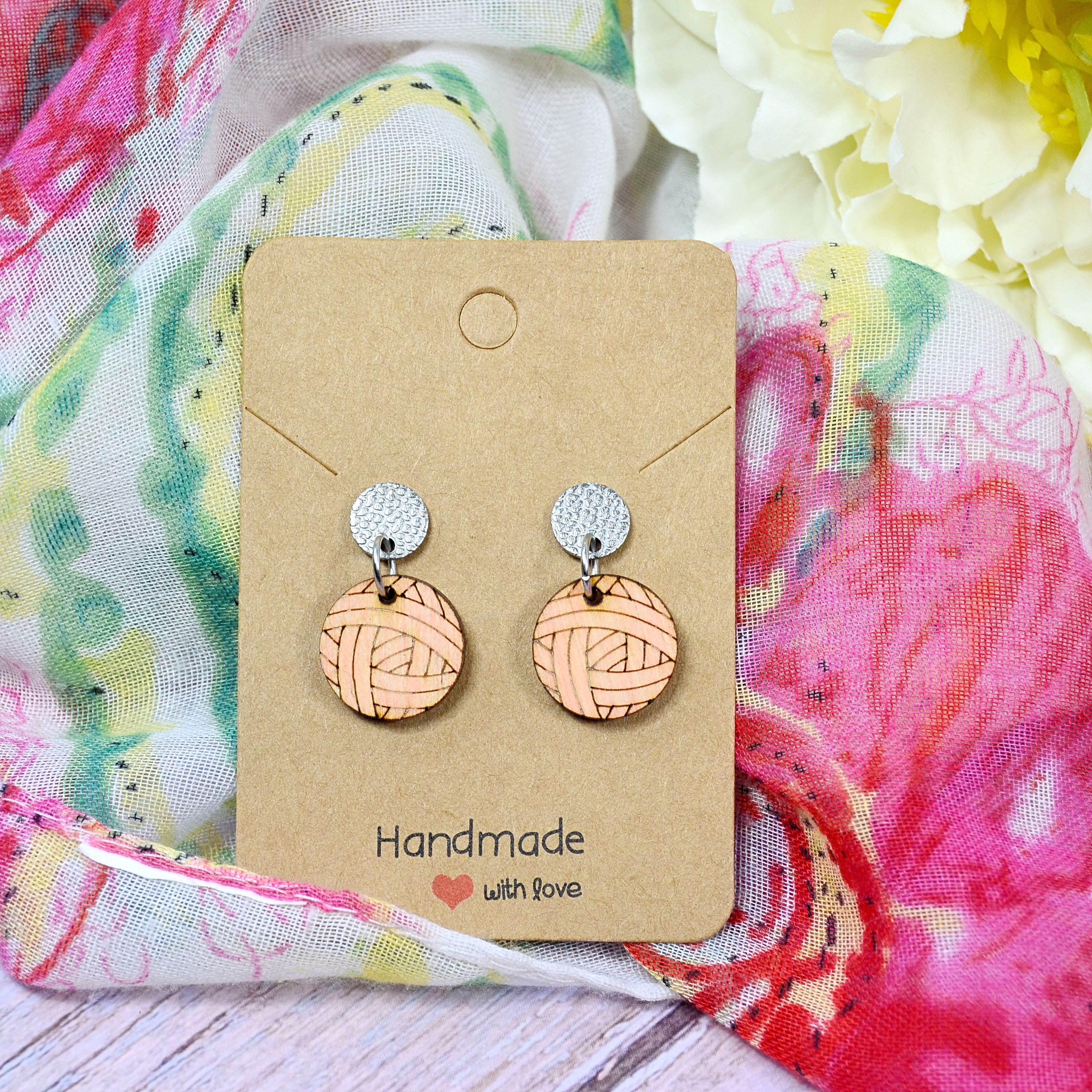 Wollknäuel rund Pfirsich an rundem, geprägtem Ohrstecker