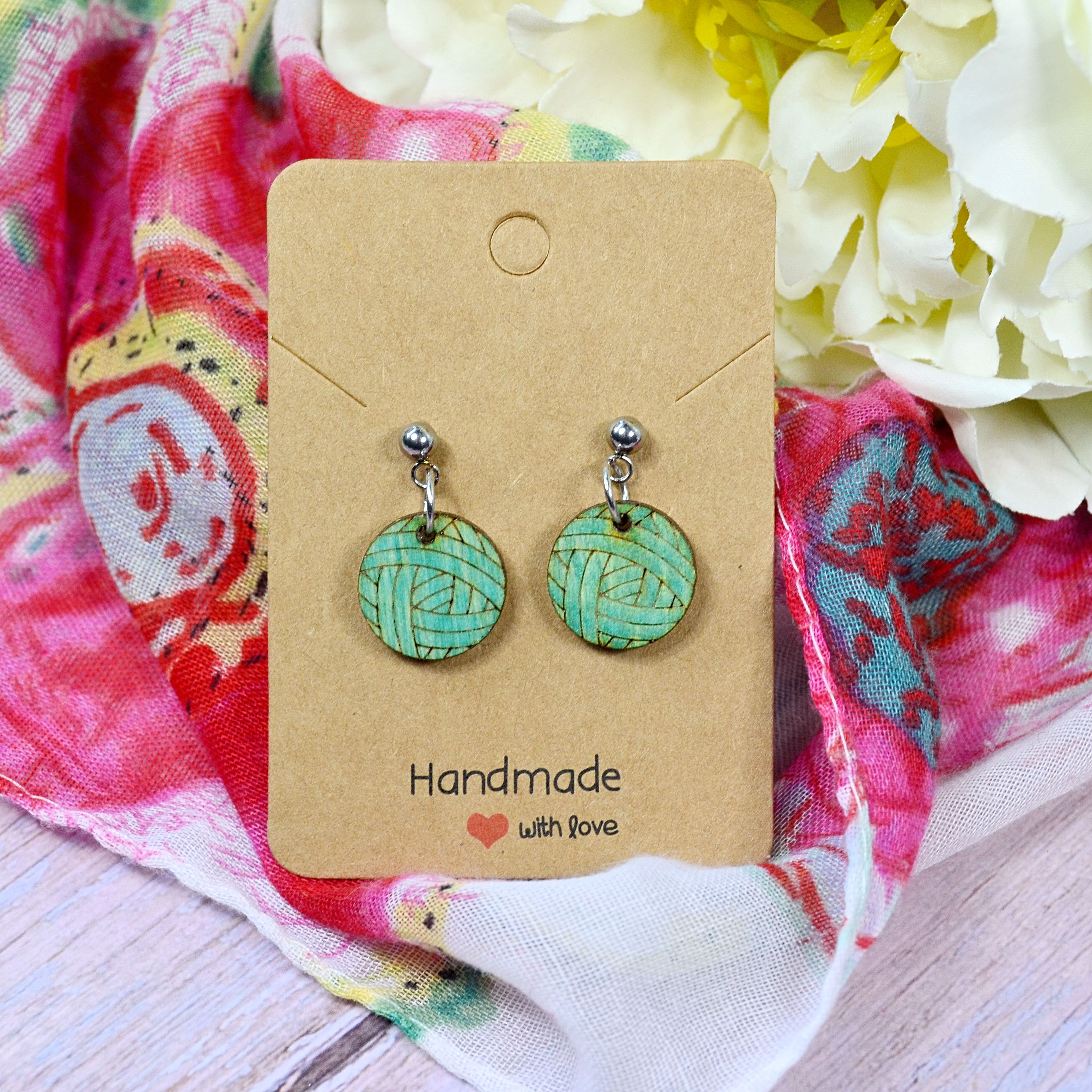 Wollknäuel rund azur an Kugel-Ohrstecker