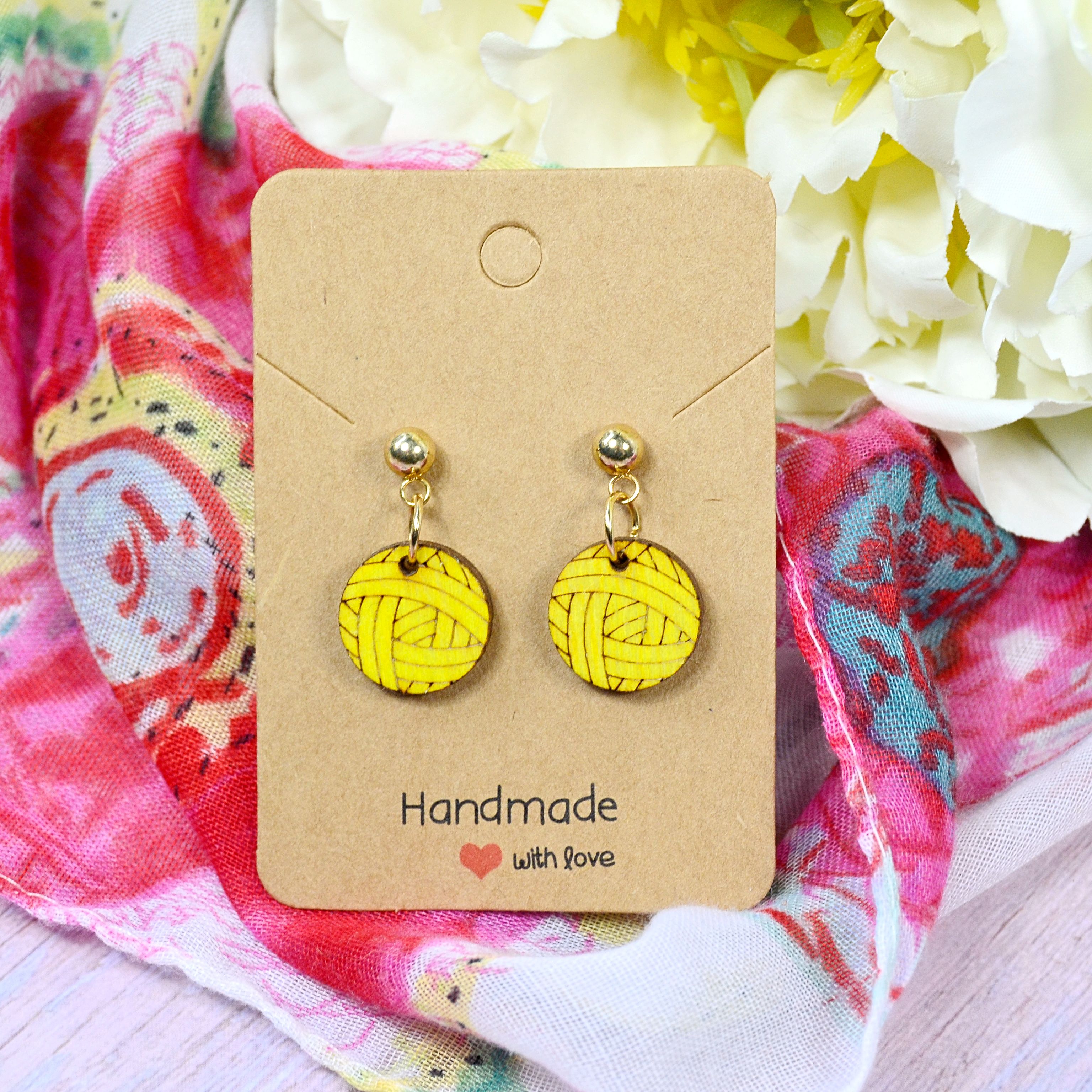 Wollknäuel rund zitronengelb an Kugel-Ohrstecker, 24K vergoldet