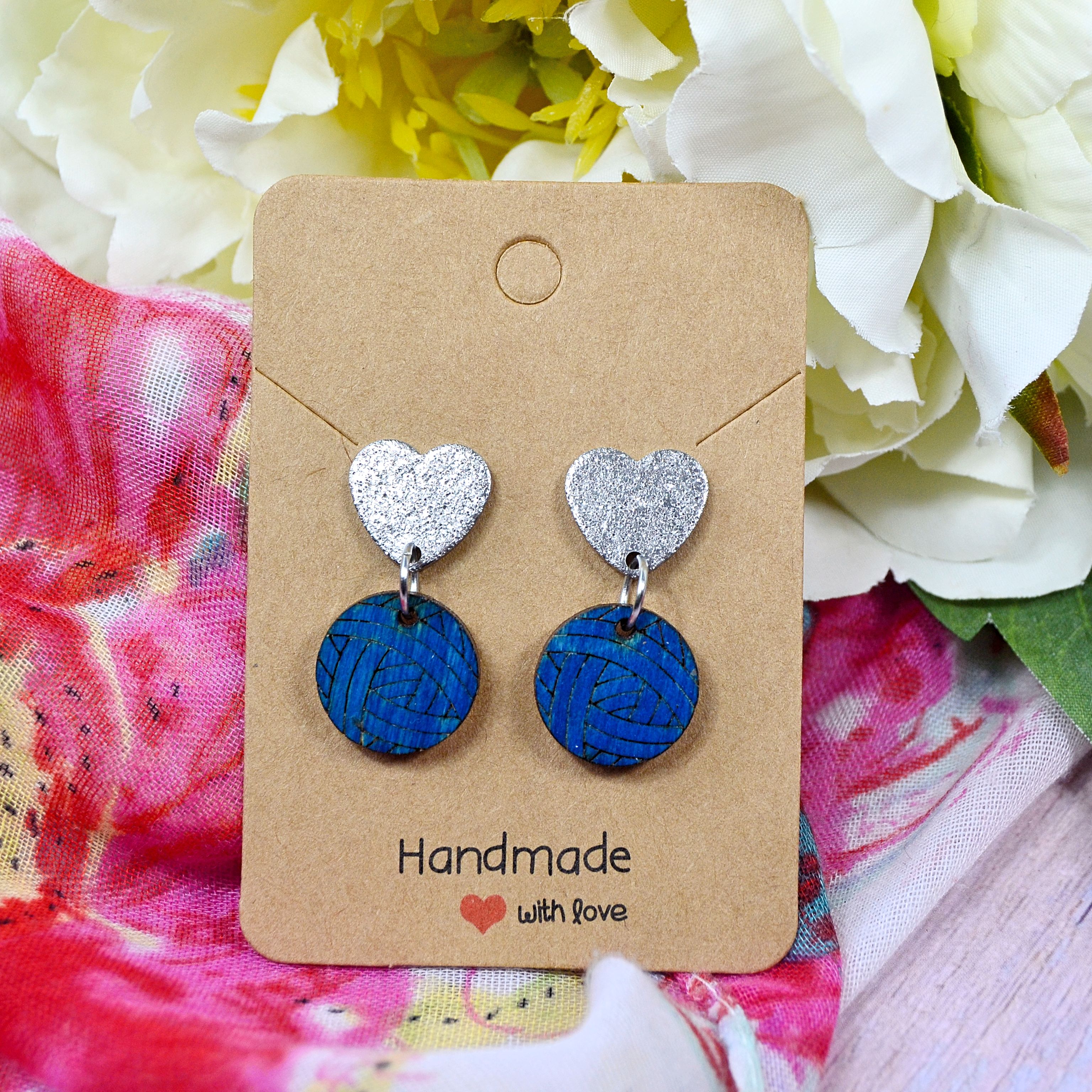 Wollknäuel rund Marine an Herz Ohrstecker