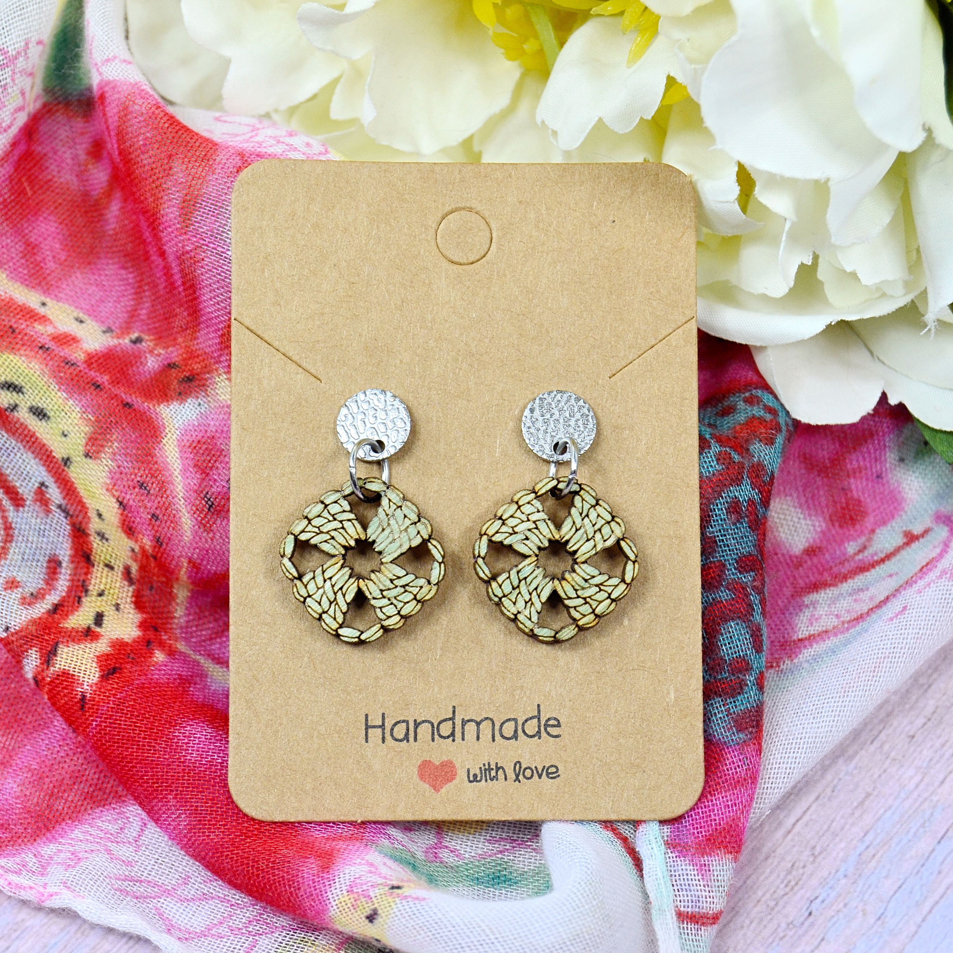 Granny Square Himmelblau an rundem, geprägtem Ohrstecker