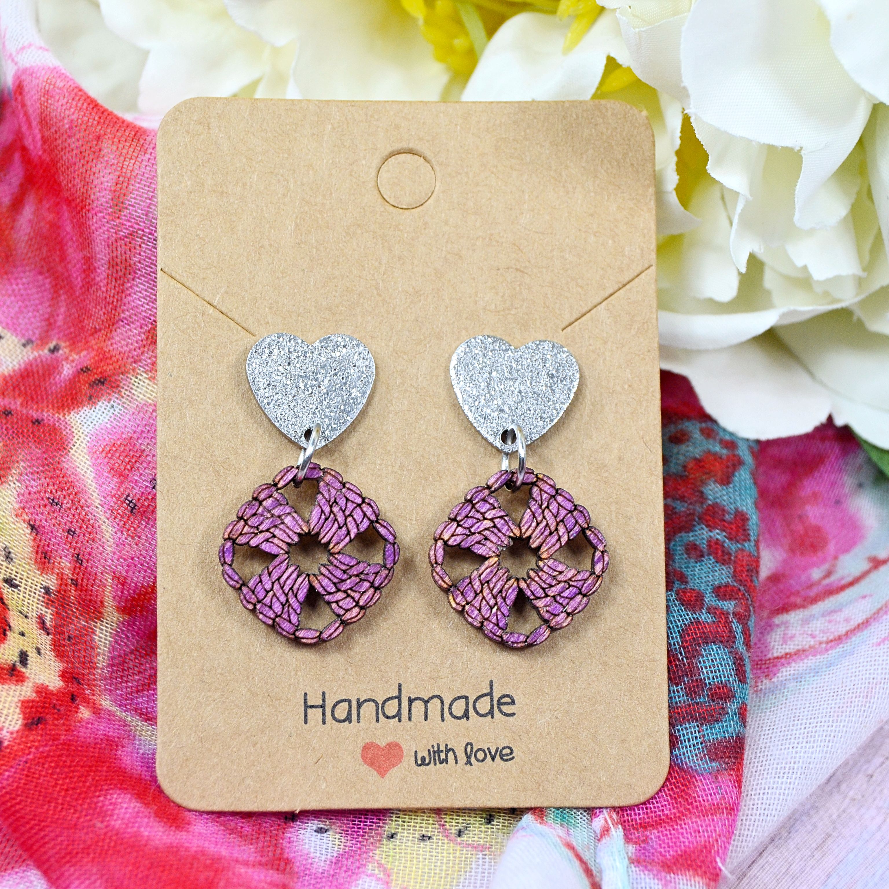 Granny Square Lila an Herz-Ohrstecker