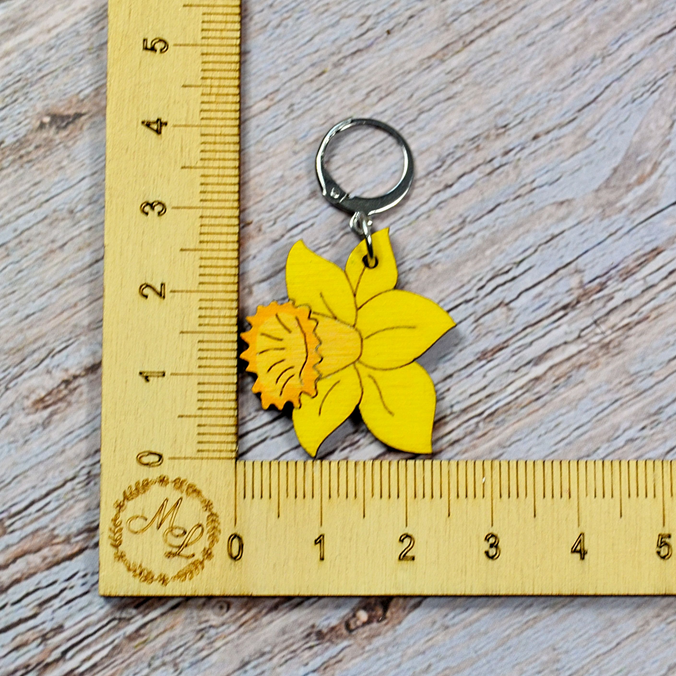 Holzmaschenmarkiererer Osterglocke an Lineal