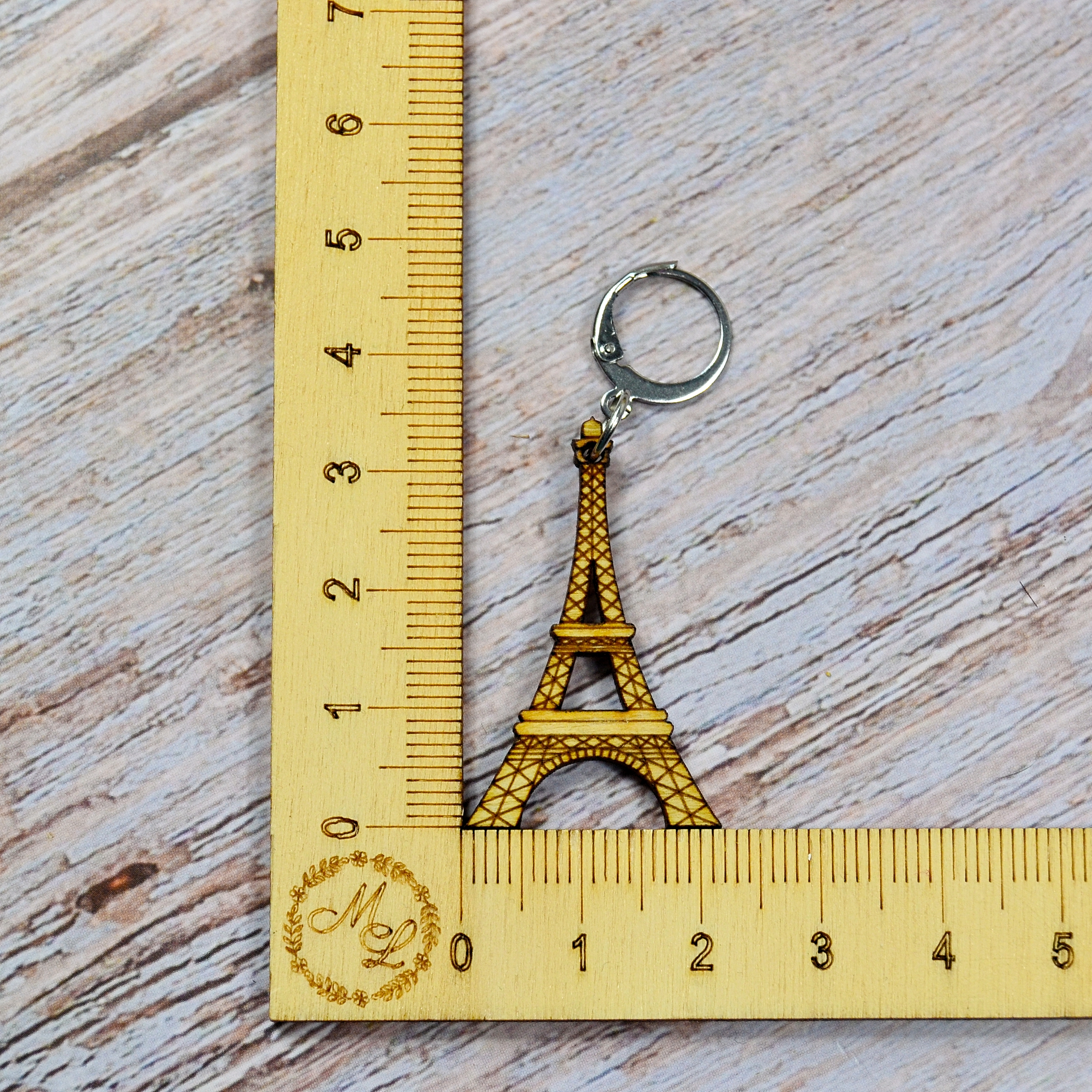 Holzmaschenmarkierer Eiffel Tower an Lineal