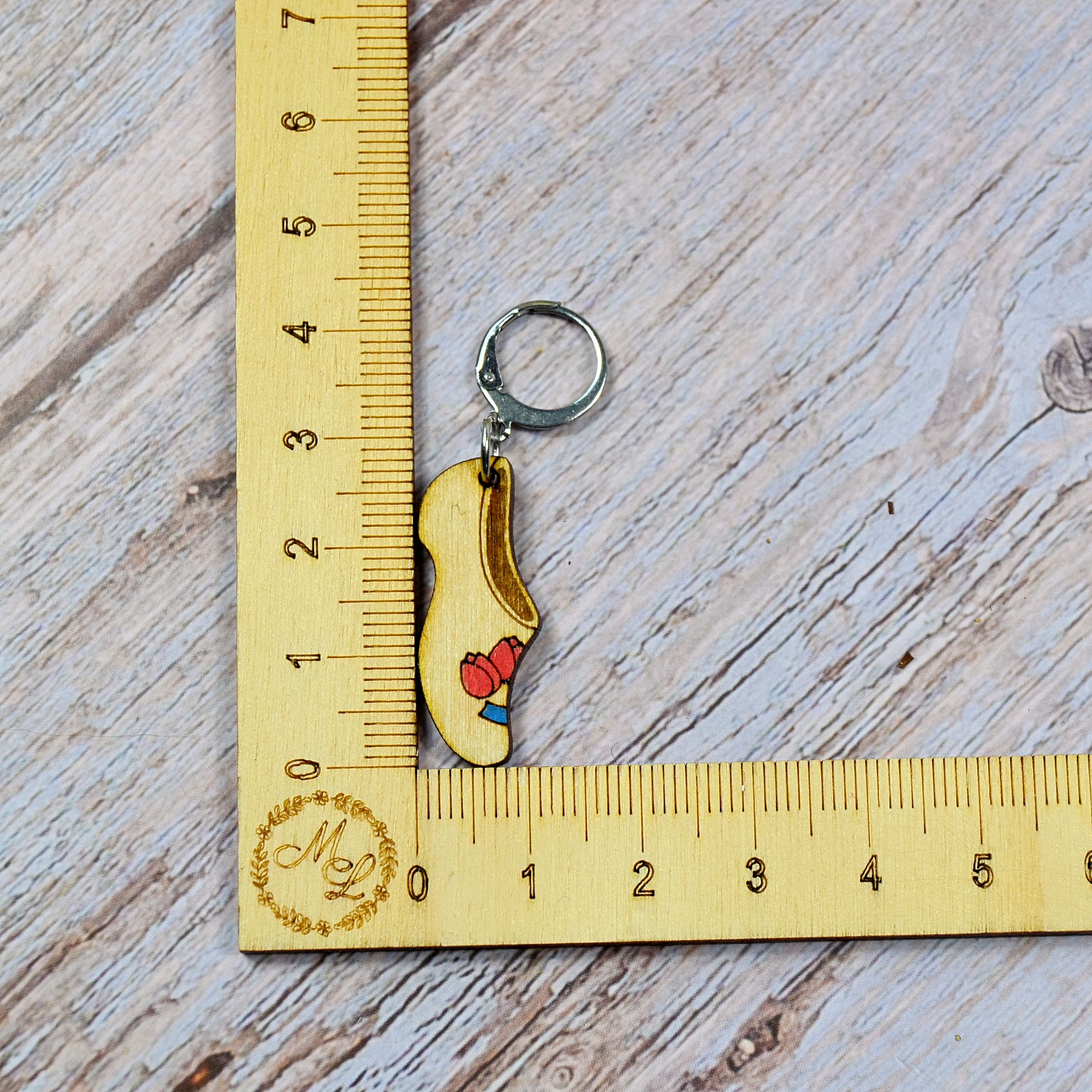 Holzmaschenmarkierer Klompen mit Tulpen an Lineal