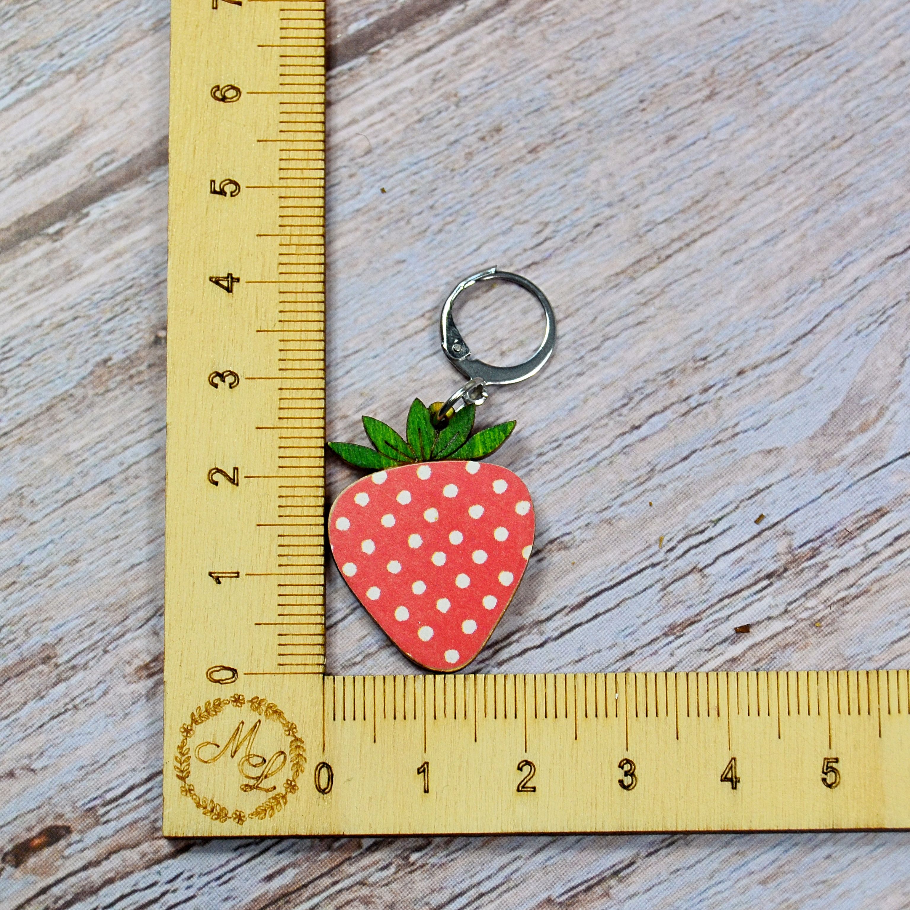 Holzmaschenmarkierer Erdbeere an Lineal