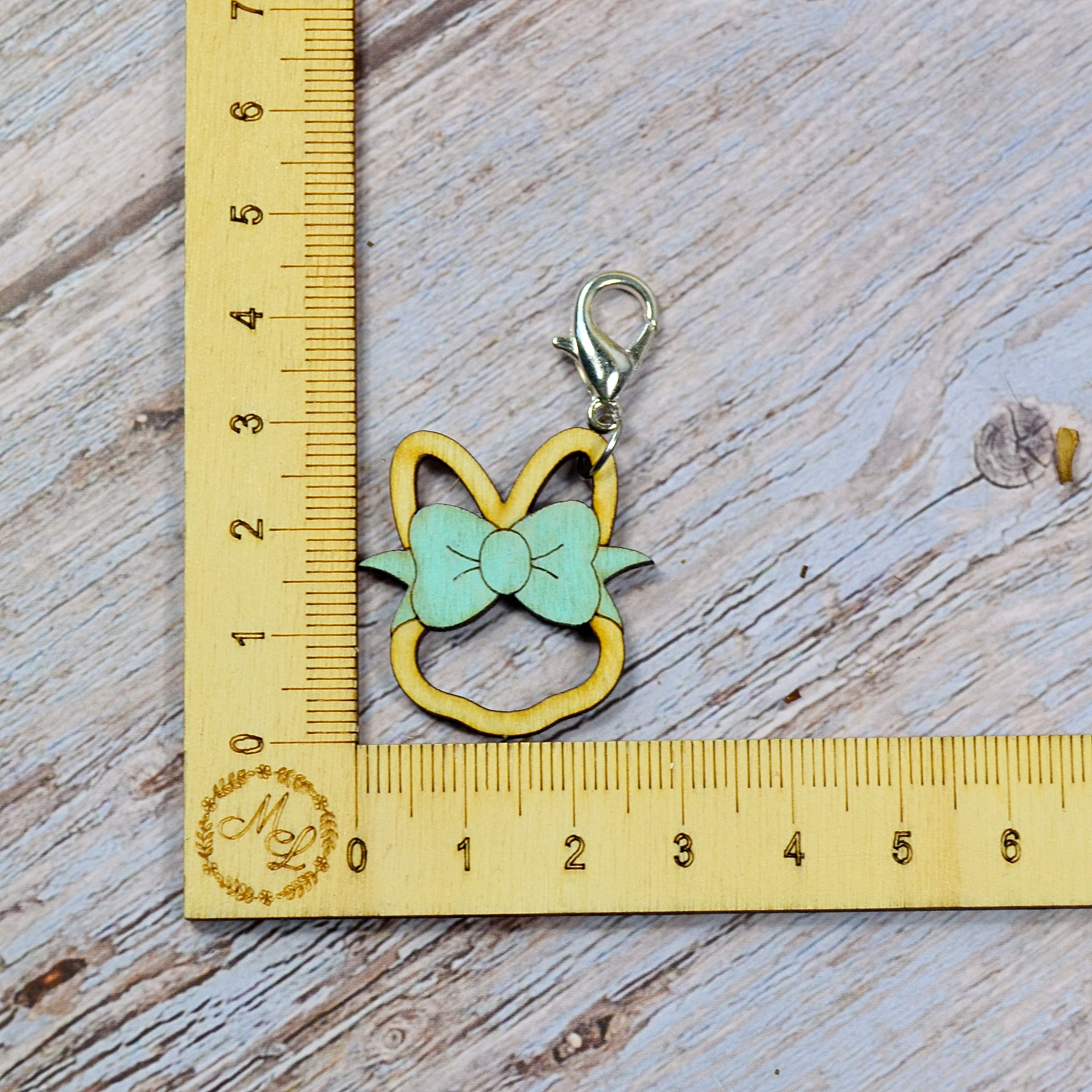 Holzmaschenmarkierer Osterhase an Lineal (blaue Schleife)